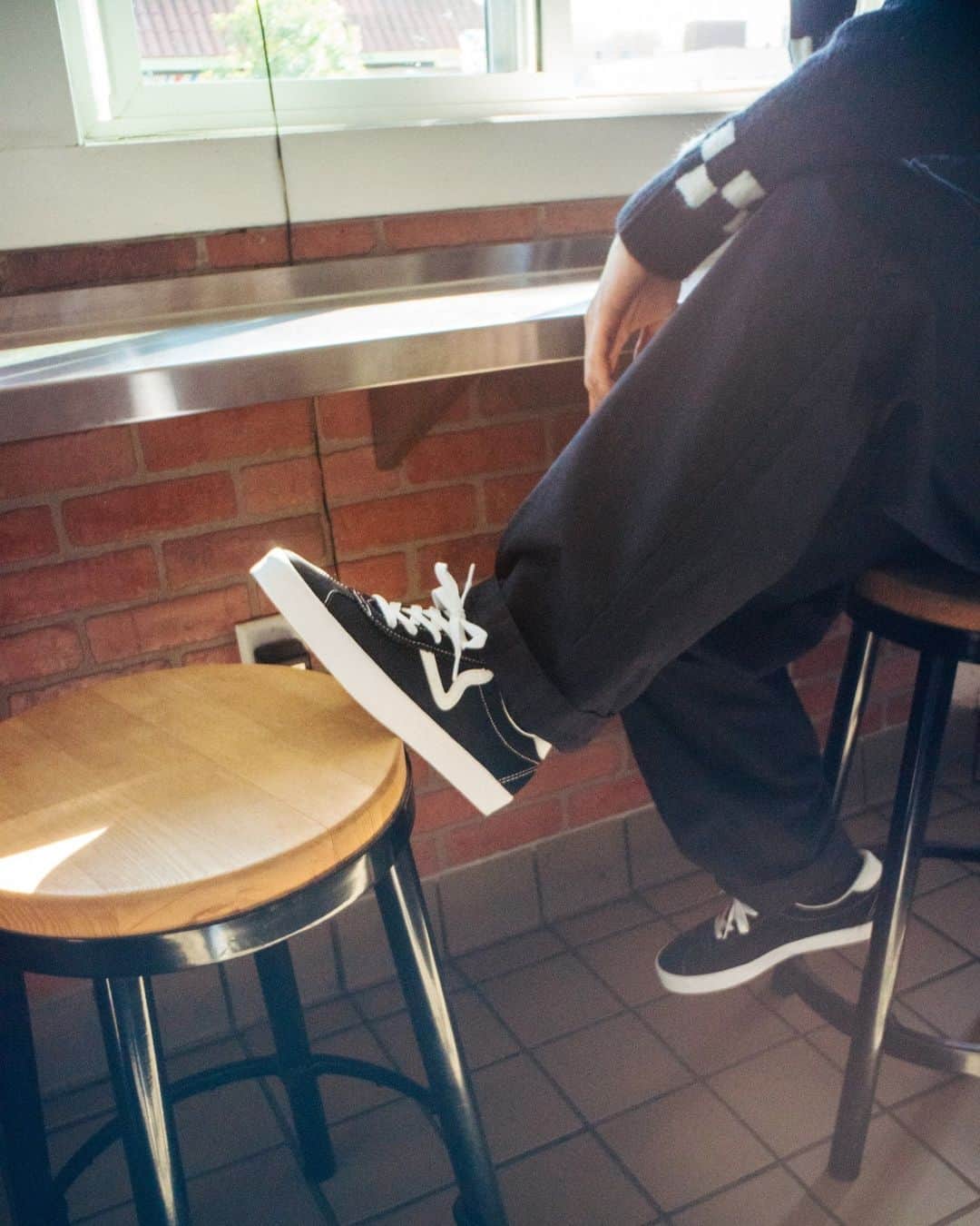 vans girlsのインスタグラム：「The Sport Low embraces a bold aesthetic, drawing inspiration from the past. Available at the link in bio.」