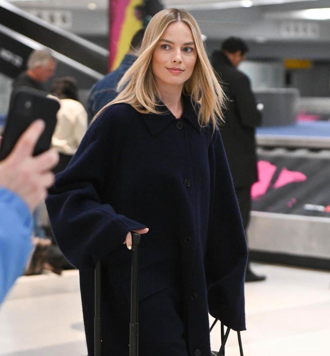 Just Jaredさんのインスタグラム写真 - (Just JaredInstagram)「Margot Robbie and her husband Tom Ackerley are seen heading through JFK Airport together after the long weekend. See more pics at JustJared.com! #MargotRobbie #TomAckerley Photo: Backgrid」11月28日 3時15分 - justjared
