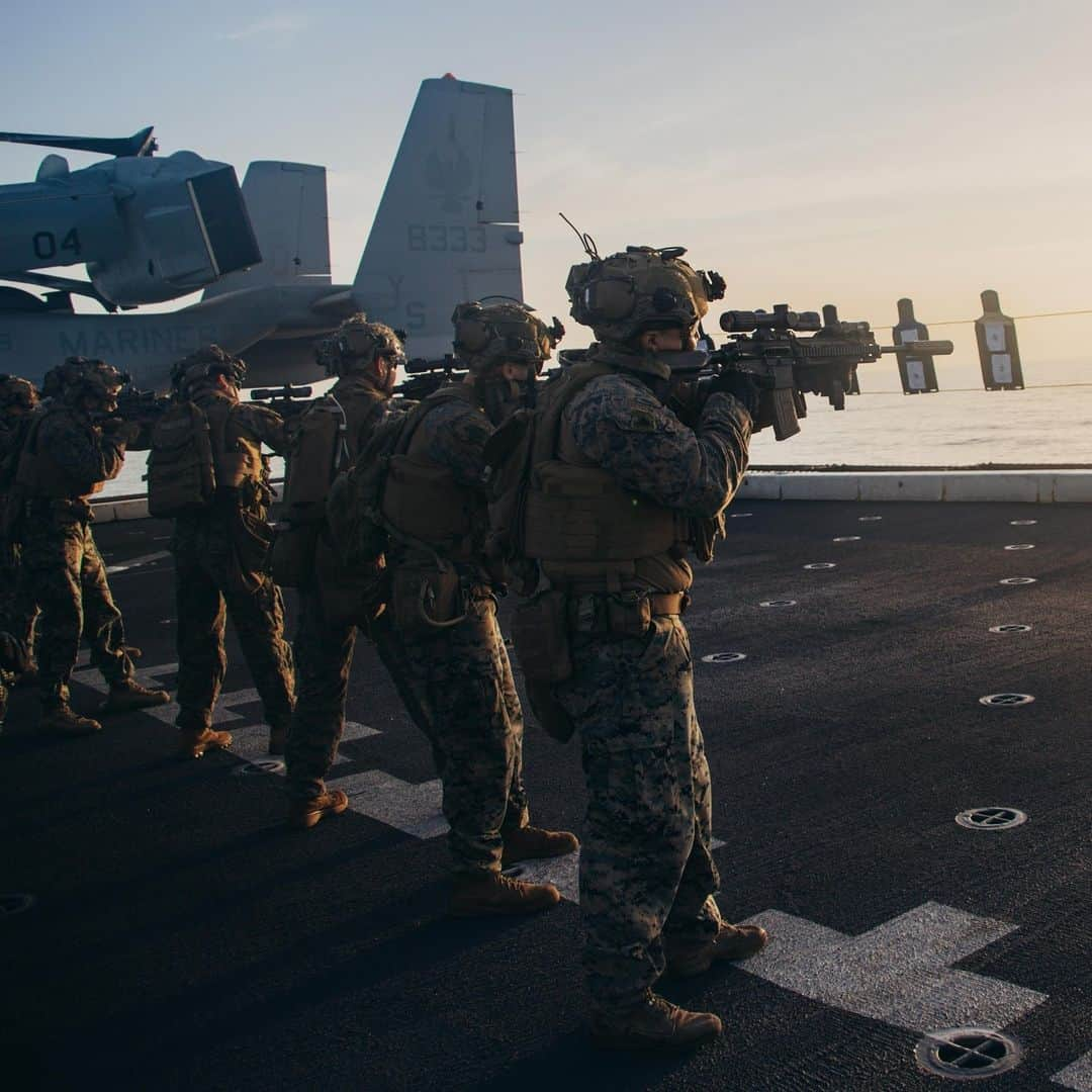 アメリカ海兵隊さんのインスタグラム写真 - (アメリカ海兵隊Instagram)「Bill Drill   📍 The Mediterranean Sea (Nov. 3, 2023)  #Marines with the @26meu conduct a dry fire rehearsal on the flight deck of the USS Mesa Verde.  The 26th MEU, under the command and control of Task Force 61/2, is on a scheduled deployment in the U.S. Naval Forces Europe area of operations, employed by U.S. Sixth Fleet to defend U.S., allied, and partner interests.  📷 (U.S. Marine Corps photo by Cpl. Aziza Kamuhanda)  #USMC #SemperFi #MarineCombatArms」11月28日 3時16分 - marines