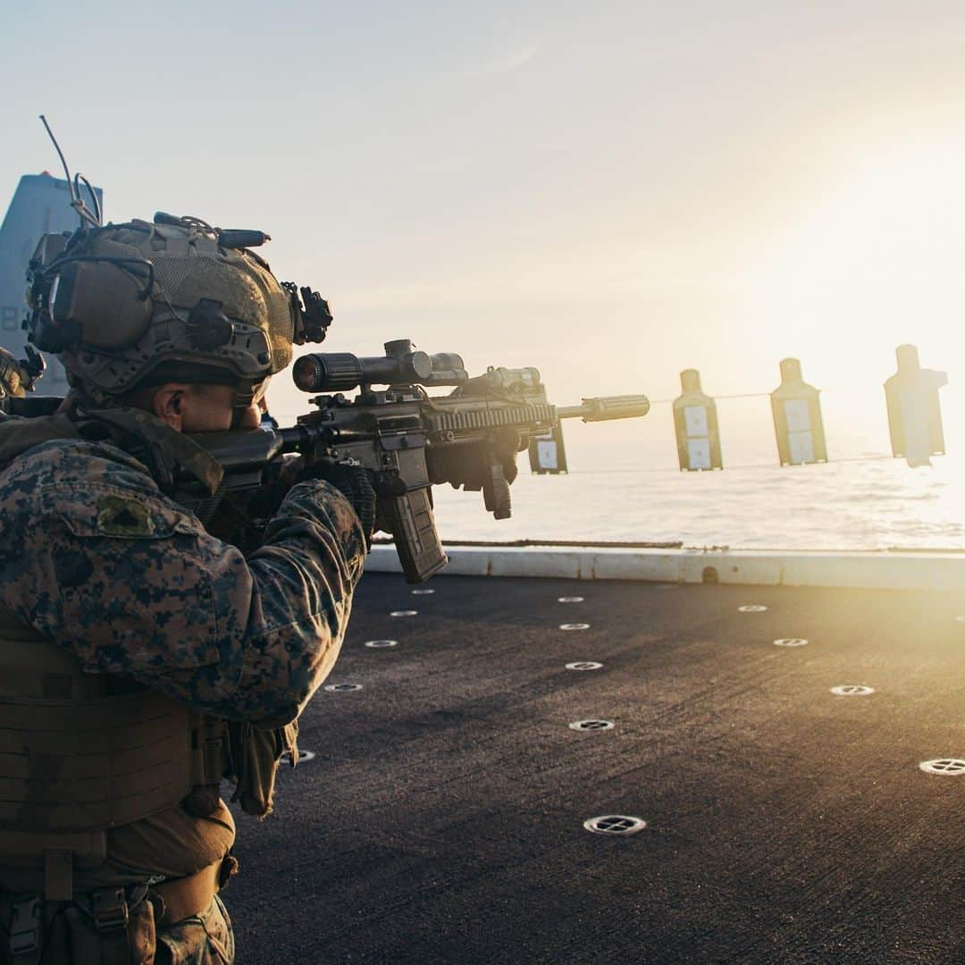 アメリカ海兵隊さんのインスタグラム写真 - (アメリカ海兵隊Instagram)「Bill Drill   📍 The Mediterranean Sea (Nov. 3, 2023)  #Marines with the @26meu conduct a dry fire rehearsal on the flight deck of the USS Mesa Verde.  The 26th MEU, under the command and control of Task Force 61/2, is on a scheduled deployment in the U.S. Naval Forces Europe area of operations, employed by U.S. Sixth Fleet to defend U.S., allied, and partner interests.  📷 (U.S. Marine Corps photo by Cpl. Aziza Kamuhanda)  #USMC #SemperFi #MarineCombatArms」11月28日 3時16分 - marines