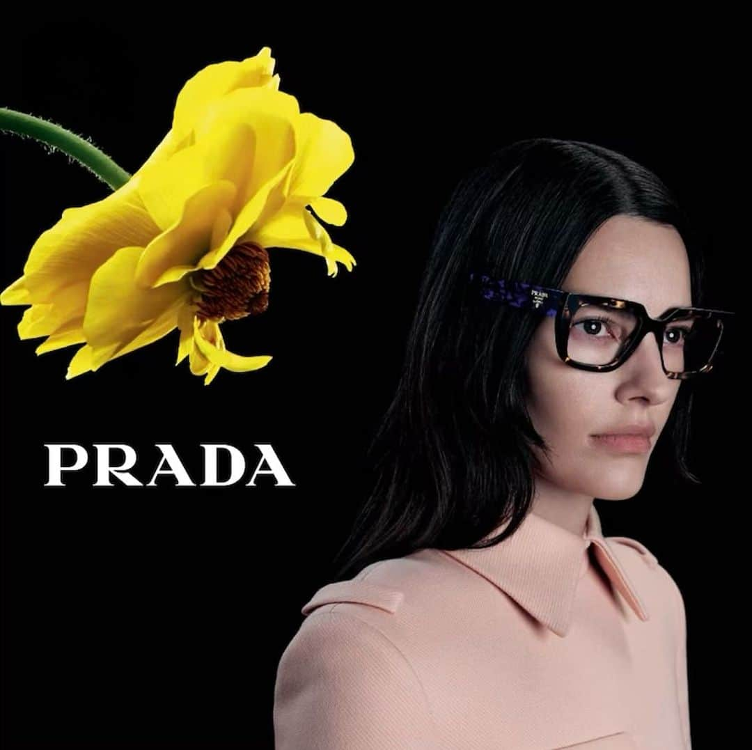 アマンダ・マーフィーのインスタグラム：「@prada Eyewear #PradaFW23 by @willyvanderperre @ferdinandoverderi @ashleybrokaw #olivierrizzo @anthonyturnerhair @lynseyalexander」