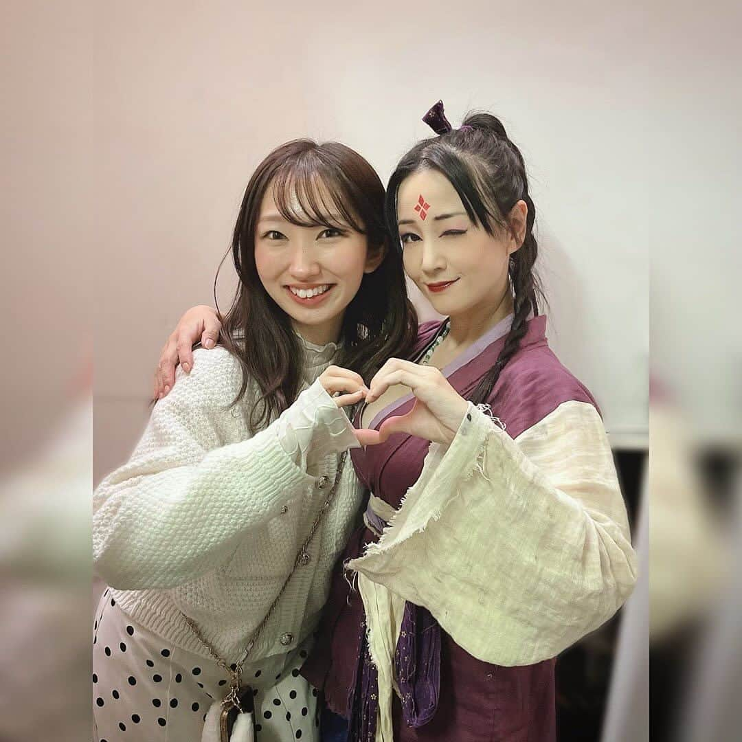 田中香子さんのインスタグラム写真 - (田中香子Instagram)「お写真祭り、オンナども編。  なりきりオフショット、 伊万里vs山吹🔥 女の闘いもまた テーマのひとつでした。 作中の女性陣で一番の 成長と変化をみせる山吹。 ろんちゃん！楽しかったねぇ！  千里役、由記ちゃん。 汚くヨゴしてるのに、 可愛いさジブリ感😆 千里は伊万里の下女。 台本にないところでどうイジメるか、 二人の日常を作るのに いっぱい協力してくれてありがとう😭  うど役・すみれちゃん、 うどは本当に面白い役！ 祈祷師役・松岡美桔さん🎶 松岡さんには歌唱指導もしていただきました。 お歯黒を塗る徹底ぶり！ 家族愛に満ちたお婆でした♡  花チームの山吹、わかにゃん。 稽古初期はチームを越えて 芝居づくりをする事が多く、 たくさんお話しできました◎  女衆両班全員、みんなほんとに 真摯で、情熱的で、働き者でした。 頭が上がりません。 豊かなお芝居づくりを 一緒に楽しめたこと、忘れません♡  つづく。  #火男の火 #伊万里の火」11月28日 3時25分 - soo.yt