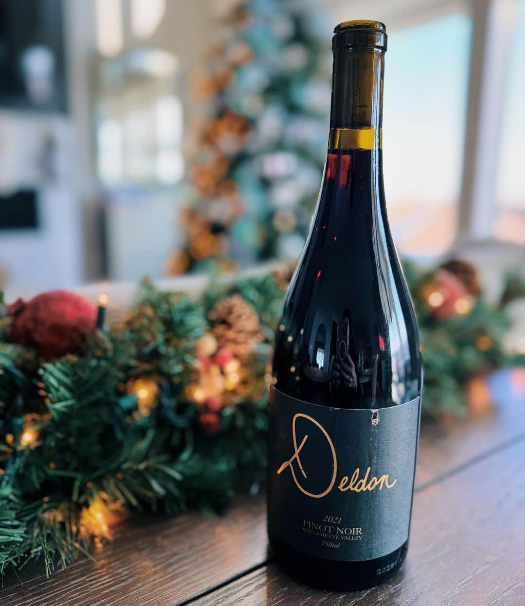 エレーナ・デレ・ダンのインスタグラム：「Our newest family member to @ddprojectwines! We are so excited to partner with Elena Delle Donne (@de11edonne), WNBA basketball professional and wine lover on her new venture, DELDON Wines.  Elena’s affection for Pinot Noir, specifically from the Willamette Valley, inspired her to start her own wine brand. All proceeds from the sale of the wine will go equally towards the Elena Delle Donne Foundation and the DD Entrepreneurial Foundation, benefiting Lyme Disease Research & supporting female entrepreneurs.  This luscious Pinot Noir is now available on the DD Project Wines website! Fresh cherry and blueberry playfully mingle with baking spice, sweet tobacco and cola. Enjoy on its own or pair with your favorite dish!  #pinotnoirlover #deldonwine #drinkgooddogood #drinkforacause #ddprojectwines #happywine #willamettevalley #onlinewine #redredwine」