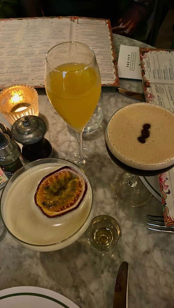アレクサ・ロジーのインスタグラム：「let’s make my favorite cocktail, an original pornstar martini with @passoa!    here’s how to enter the giveaway:  💛 follow @alexalosey and @passoa 💛 like this post 💛 tag a friend in the comments #passoa #pörnstarmartini #cocktailswithalexanday」