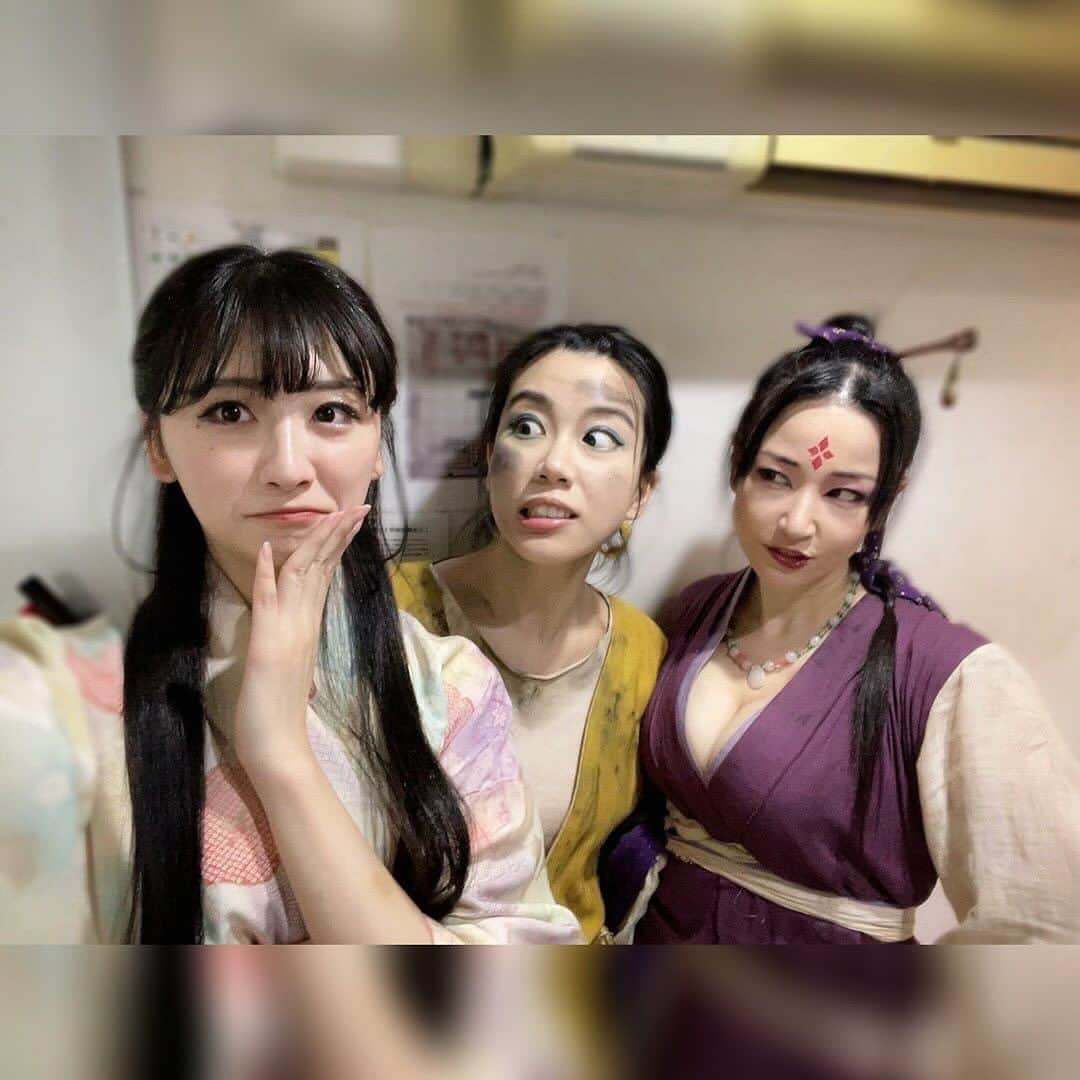 田中香子さんのインスタグラム写真 - (田中香子Instagram)「オンナども編。其の弍。  お耽美ヒロインと 血みどろダークヒロイン。 綾乃役・未賀ちゃんと🔥  2枚目なりきりオフショット。 もうね、背景の給湯室感が ふつうにオモシロイのよ。  未賀ちゃんは、舞台裏では 写真撮ってるか扇風機持ってるか なんか食ってるかのひとだった😆 ほんと可愛いくて癒されてました。 おかげで綺麗な写真いっぱい✌️  “育ちの良い天真爛漫さ”みたいな ところがそのまま綾乃の可憐さに なってて、イジメがいがありました😁  お写真祭り、終わりまーす！  #火男の火 #伊万里の火」11月28日 3時39分 - soo.yt