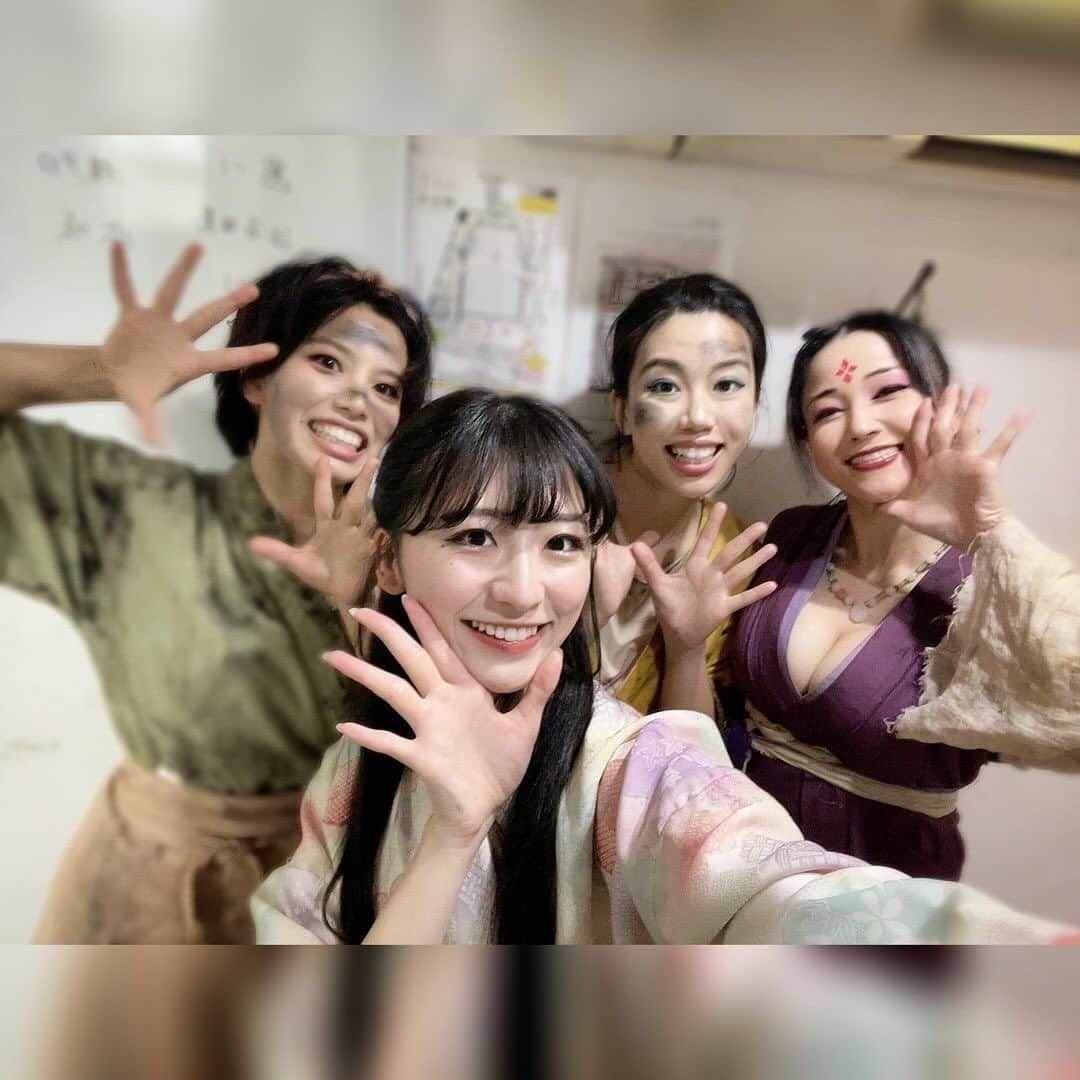 田中香子さんのインスタグラム写真 - (田中香子Instagram)「オンナども編。其の弍。  お耽美ヒロインと 血みどろダークヒロイン。 綾乃役・未賀ちゃんと🔥  2枚目なりきりオフショット。 もうね、背景の給湯室感が ふつうにオモシロイのよ。  未賀ちゃんは、舞台裏では 写真撮ってるか扇風機持ってるか なんか食ってるかのひとだった😆 ほんと可愛いくて癒されてました。 おかげで綺麗な写真いっぱい✌️  “育ちの良い天真爛漫さ”みたいな ところがそのまま綾乃の可憐さに なってて、イジメがいがありました😁  お写真祭り、終わりまーす！  #火男の火 #伊万里の火」11月28日 3時39分 - soo.yt