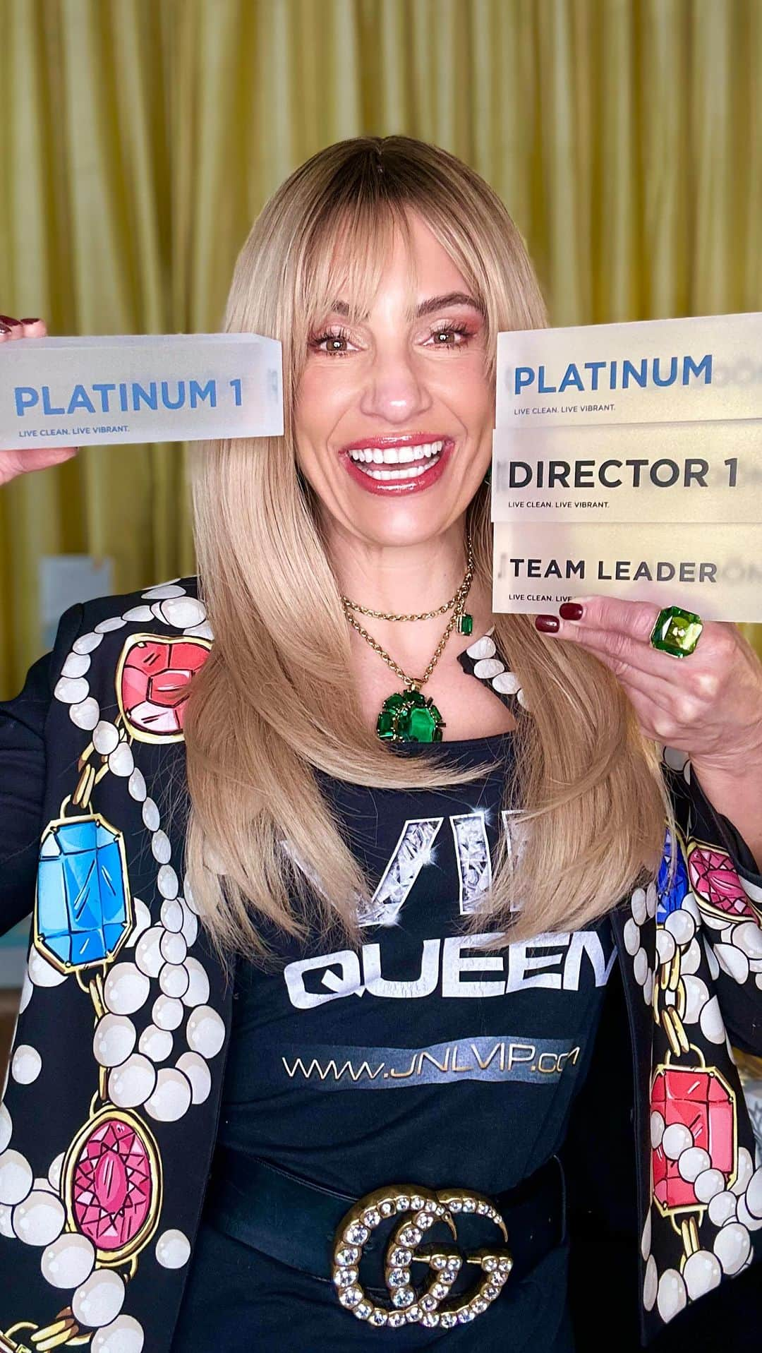 ジェニファー・ニコール・リーのインスタグラム：「🌟✨PLATINUM ONE  ACHIEVED! 🏆 so grateful! Living clean, living vibrant, and basking in the glow of success! 🌈 Grateful for the recognition and standing tall with my VIP QUEEN BOSS BABES! 🚀💪 Together, we've hit a collective win – strength in unity! 🌐 If you're ready to LEVEL UP, reclaim your future, and create impact, JOIN US NOW! 💼🔥 Thabk you @megconnolly @samanthasagot Let's be biohacking consultants, fitness leaders, and financial bosses! 🌍💰 Don't miss out on this winning circle! 🌟 #AboutLevelingUp #PlatinumOne #jennifernicolee #BiohackingBossbabe #VipQueen #YesYouCanGoHigher #GlowBrighter #TeamLeader #CEO #BossbabeCoach #CollegeAndConcierge #GoHigher #FitnessSuccess #WellnessProducts #GlobalBrand 🏆✨」