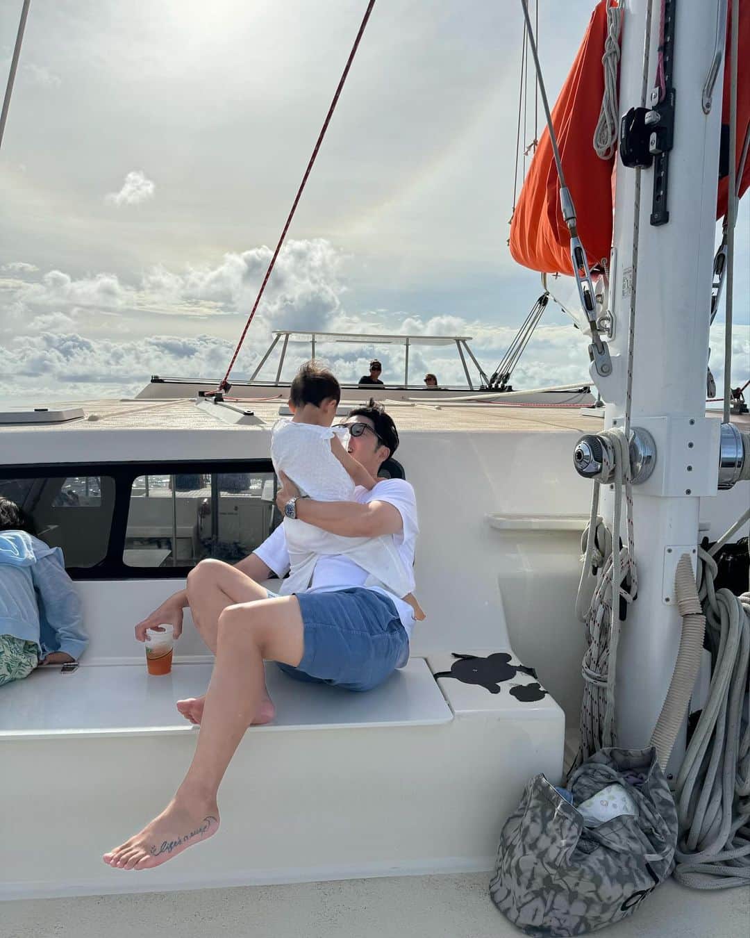 柏木亜季子さんのインスタグラム写真 - (柏木亜季子Instagram)「. うた、船怖くて1人景色が見えないところで ポテチと🍍ジュースと共に非難。 まれは下が見える編み編みのネットのところで 楽しそうにしてたよ。姉妹の度胸の差がすごい。」11月28日 3時41分 - a_k_i824