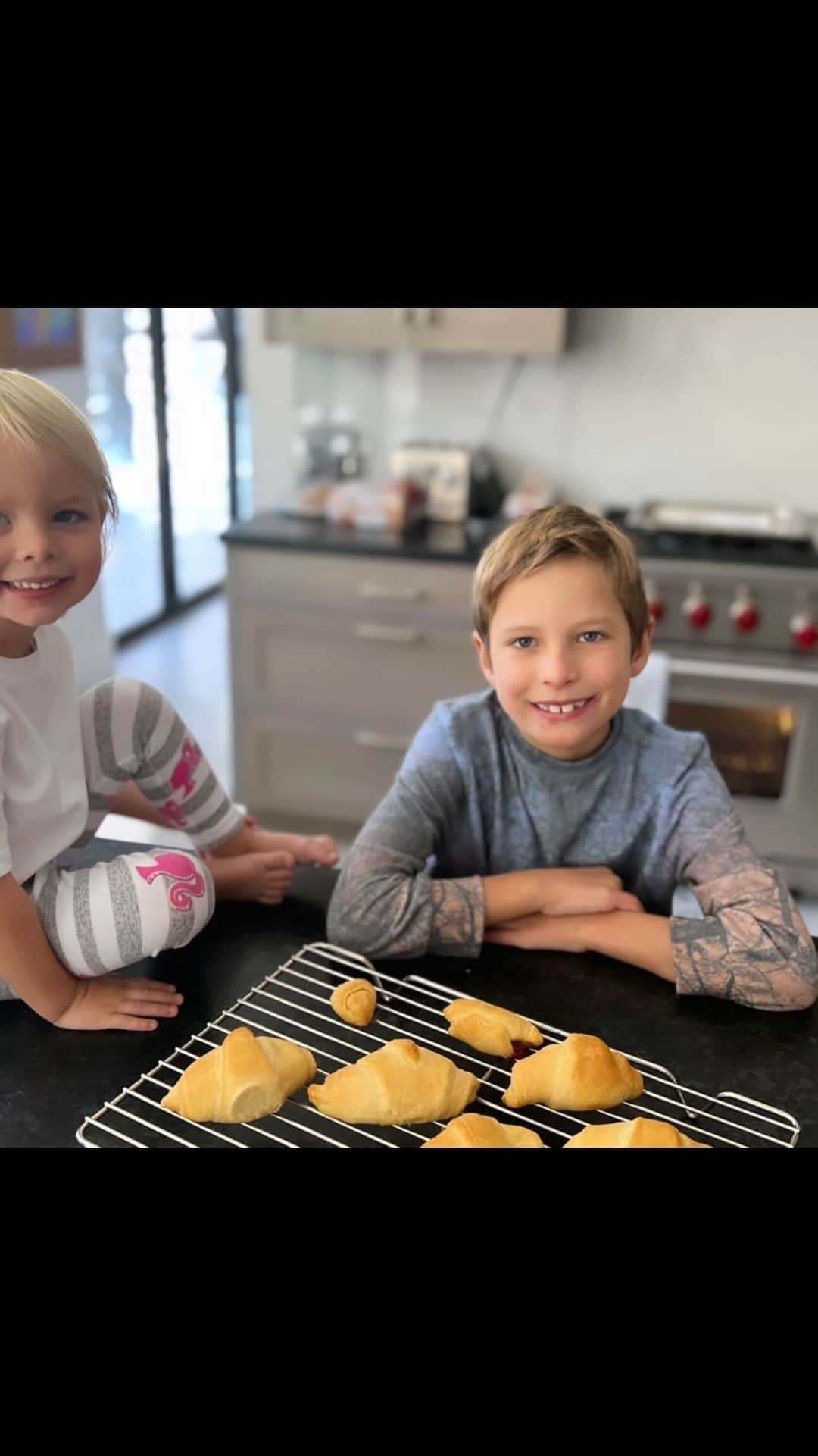 カロリナ・クルコヴァのインスタグラム：「My little bakers... 🥐👩🏼‍🍳🧑🏼‍🍳✨👌🏼 #kkskitchen」