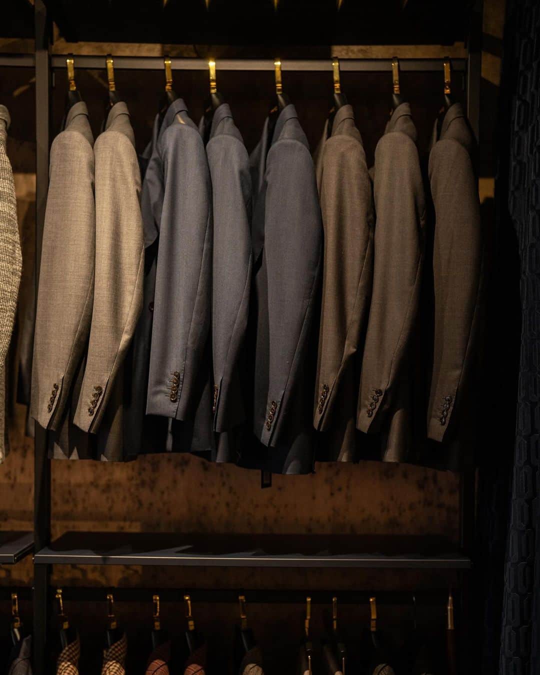 エドワード セクストンさんのインスタグラム写真 - (エドワード セクストンInstagram)「Explore our full selection of Winter tailoring and outerwear in-store at 35 Savile Row.  #edwardsexton #savilerow #menswear #london #tailoring #sartorial #aw23 #autumn #winter #sexton」11月28日 3時45分 - edwardsexton