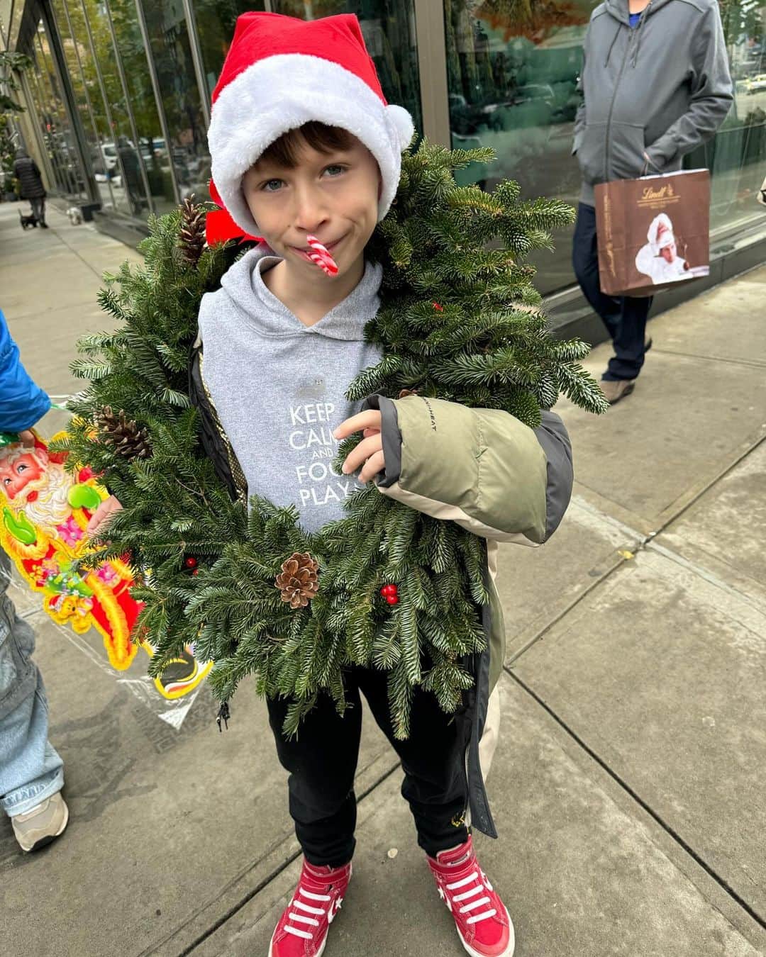 アレック・ボールドウィンのインスタグラム：「Fresh off an 18 month sentence for hijacking a truck filled with Christmas ornaments, Rafael “Candy Cane” Baldwin seen here handing out wreaths in the East Village as part of his community service, complete with his signature candy cane.」