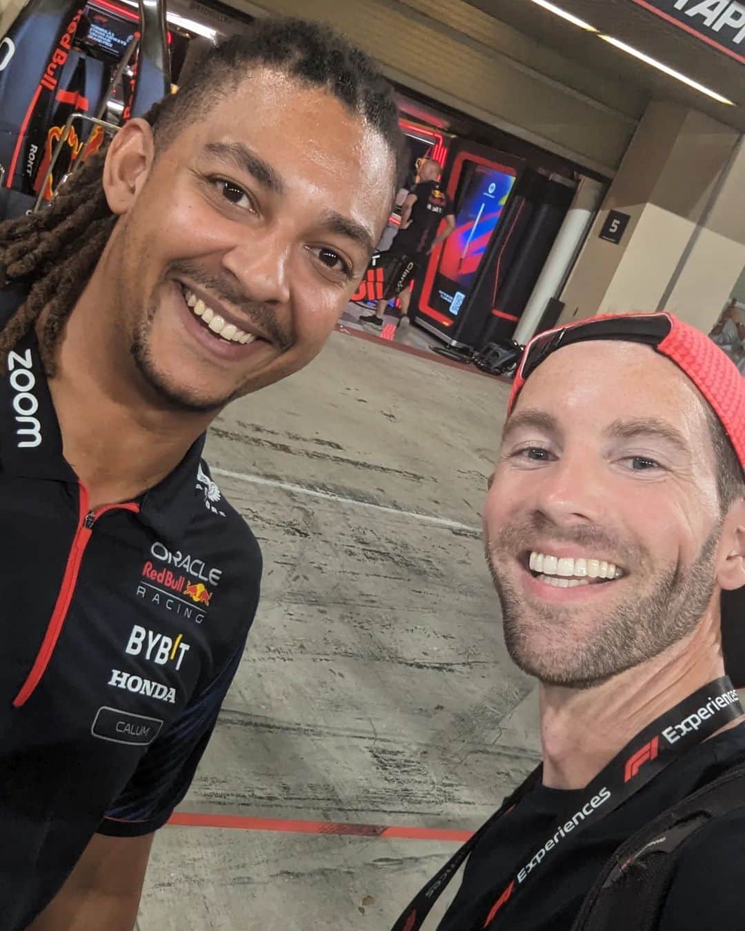 Rich McCorさんのインスタグラム写真 - (Rich McCorInstagram)「I know no-one follows me for my F1 content (so thanks for indulging me when I do post it)!   Absolutely fantastic end of season race in Abu Dhabi- had a smile on my face the whole weekend. Got to meet a few faces from @f1 TV & the teams & got a shot of @charles_leclerc in the Ferrari that I'm especially happy with.  #F1 #AbuDhabi」11月28日 3時57分 - paperboyo