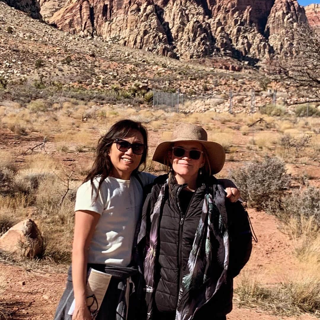 リー・トンプソンのインスタグラム：「I am so lucky to have 2 wonderful friends with birthdays today!!! @labsanthompson my beloved sister in law, sister in outlaw. We have been friends for 45 years!! And you are turning 46!!! Love you and all of the beautiful memories we share and @amberinthevalley  thank you for being an inspiration every day to live a creative fun life. I  hope you have a wonderful year!! And I know somebody else has a birthday today too. I love you all!!!」