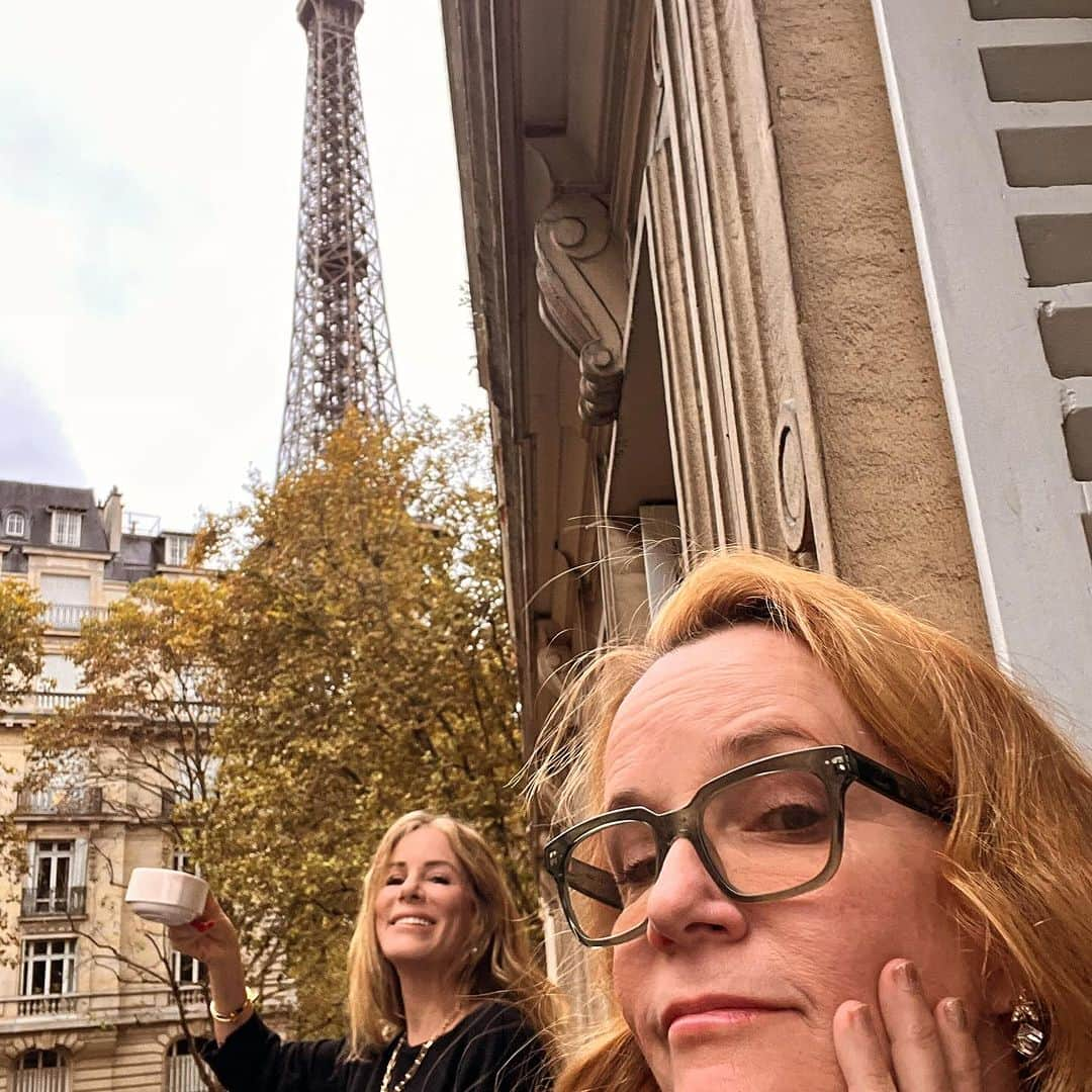 リー・トンプソンさんのインスタグラム写真 - (リー・トンプソンInstagram)「I am so lucky to have 2 wonderful friends with birthdays today!!! @labsanthompson my beloved sister in law, sister in outlaw. We have been friends for 45 years!! And you are turning 46!!! Love you and all of the beautiful memories we share and @amberinthevalley  thank you for being an inspiration every day to live a creative fun life. I  hope you have a wonderful year!! And I know somebody else has a birthday today too. I love you all!!!」11月28日 3時51分 - lea_thompson