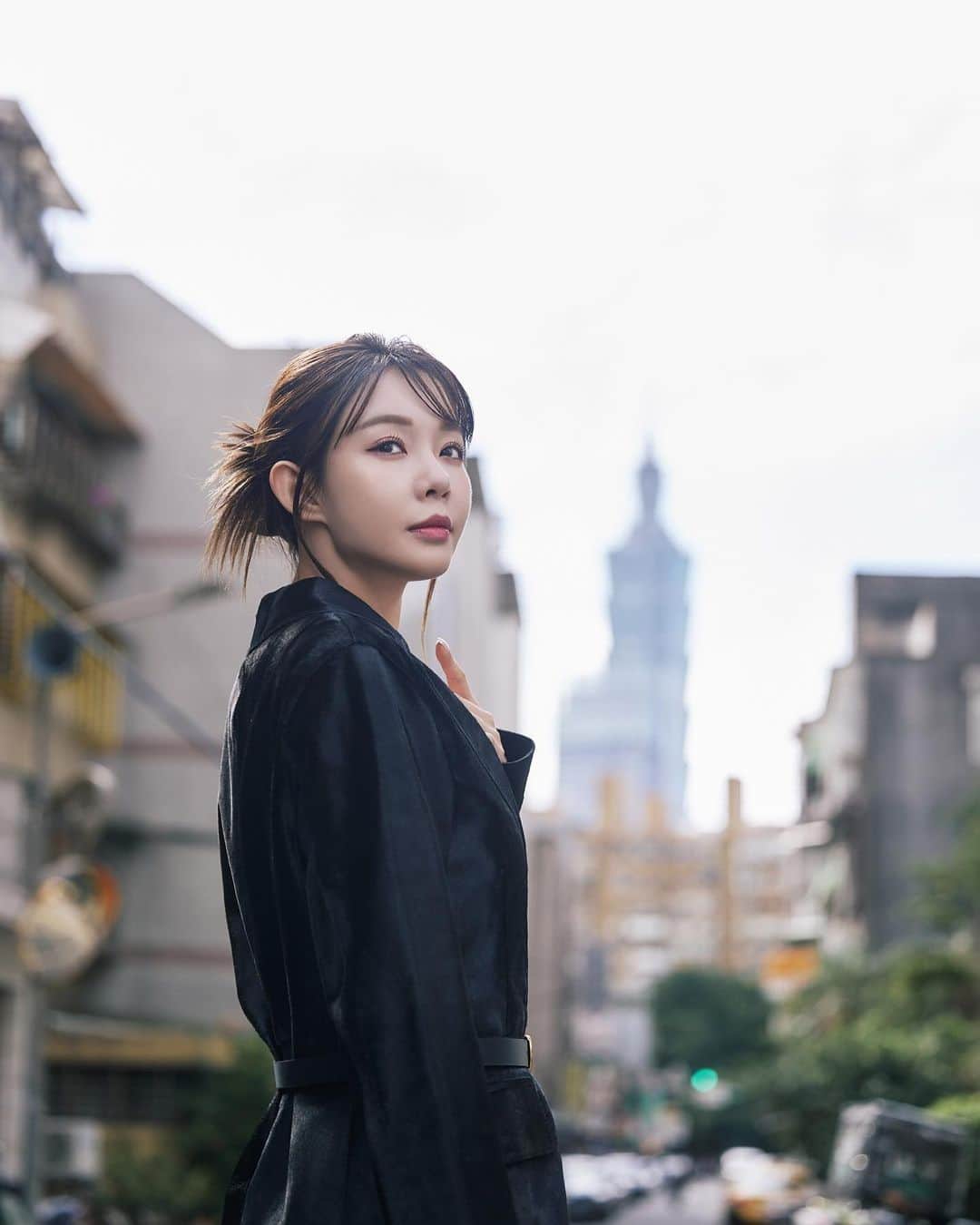Yuriのインスタグラム：「盡力做好自己每一件份內的事  發屬於自己的光 希望你們能從我這裡來認識最真實的我  也許在別人腦海裡 你永遠無法證實那個真正的自己 一定是你們未有過多交集 也不會有交集 如果有了交集他卻沒能認識真實的你 那代表你們不在同個世界頻率裡  往後他也不會出現於你的生活 如果有人從別人口中 認識你 可以的話 請他走近你 靠近你  認真觀察 日久見人心 如果你們看到了我的這則新聞 這是一篇關於 Netflix 影集《此時此刻》的角色人物專訪 謝謝媒體非常關心我的感情狀態  希望不要再多做文章🙏  跟戲裡的碧娜一樣 我們都是期待著幸福的人 經歷過一段失敗的婚姻 帶著一個五歲大的小孩  面對愛情 不自信卻也沒退縮  我覺得碧娜是非常溫柔勇敢的女生  戲劇性的節目效果跟人設標籤 到底在這個實境秀節目裡 對碧娜造成什麼樣的影響？ 真正的碧娜是如何？ 請大家去看這部影集吧！  👗 / @allsaintstaiwan 📸 / @sunshinestudio09」