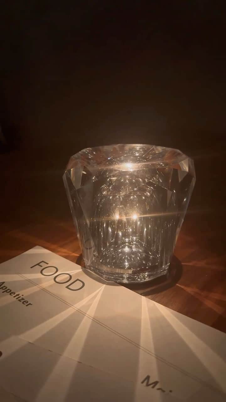 寺口智香のインスタグラム：「Arl Eee Nakameguro  クラフトビールと暖炉が素敵なカフェダイニング  夜遅くまでやってて ムーディだし なんと言っても室内ペット可が最高  ヘビロテ中  #室内ペット可 #ペット可カフェ #ペット可カフェ東京 #中目黒カフェ」