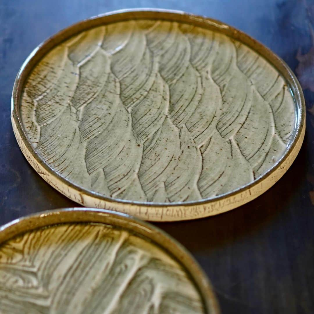 佐竹晃のインスタグラム：「Kohiki(stretched hakeme) plate with celadon glaze. . Online Holiday Open Kiln Sale More than 300 new pots will be available online starting Dec. 1st, 8pm (ET, U.S.) www.akirasatake.com or link in my bio. Free shipping within the U.S. with purchase of $200 or more, from Dec. 1st through Sunday Dec. 3rd, 11:59PM.  .  #akirasatakeceramics #clay  #asheville 　#gallerymugen  #陶芸 #陶芸家  #佐竹晃 #ceramics #pottery #japanese #japanesepottery #plate」