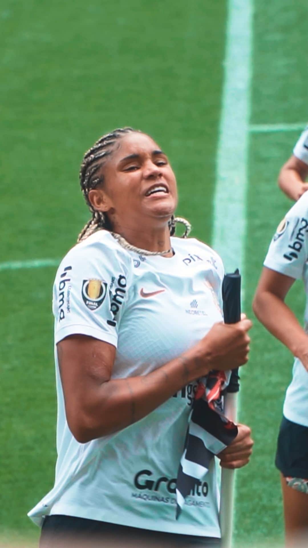 コリンチャンスのインスタグラム：「9️⃣0️⃣ em 1️⃣ no clima de taça levantada! 🔥🙅🏽‍♀️  📹 @rafaelbrayan_   #RespeitasAsMinas #VaiCorinthians  #90em1」