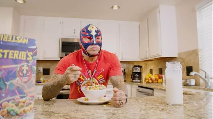 レイ・ミステリオ・ジュニアのインスタグラム：「Un día cualquiera en la vida de un superhéroe 🥣  No te pierdas los primeros 5 episodios de la primera temporada de “Rey Mysterio vs La Oscuridad” este 8 de diciembre por #CartoonNetwork y #HBOMax」