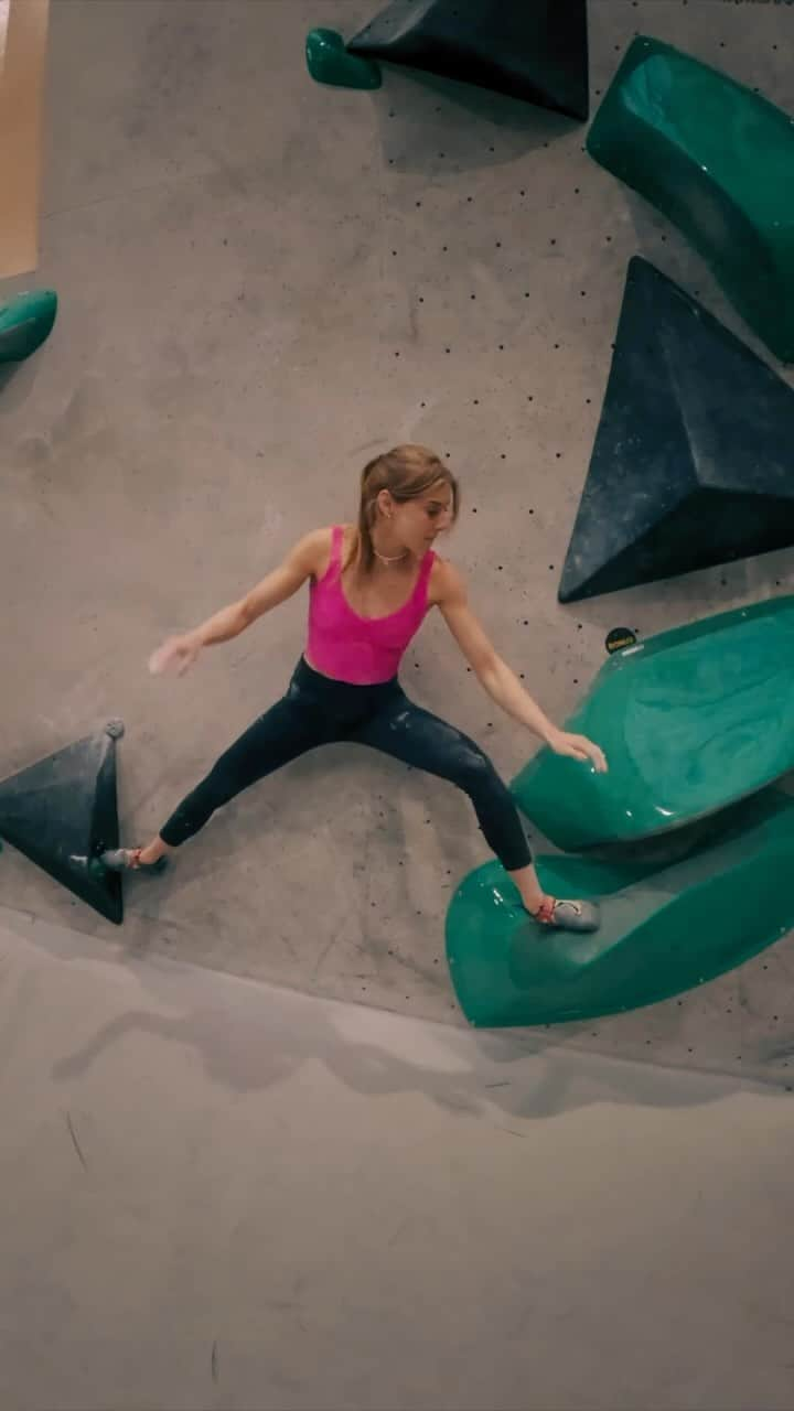 ウド・ノイマンのインスタグラム：「Spielfreude #spielfreude #homoludens #ideastoimproveyourclimbing #bouldering #itdontmeanathingifitaintgotthatswing」