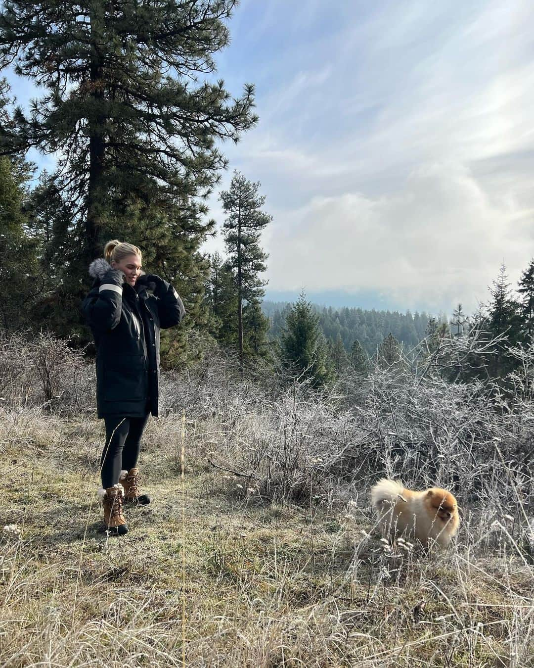 Katrin Tanja Davidsdottirさんのインスタグラム写真 - (Katrin Tanja DavidsdottirInstagram)「monday morning hikes with my boys have become my favorite 🫶🏼❄️🐾」11月28日 4時09分 - katrintanja