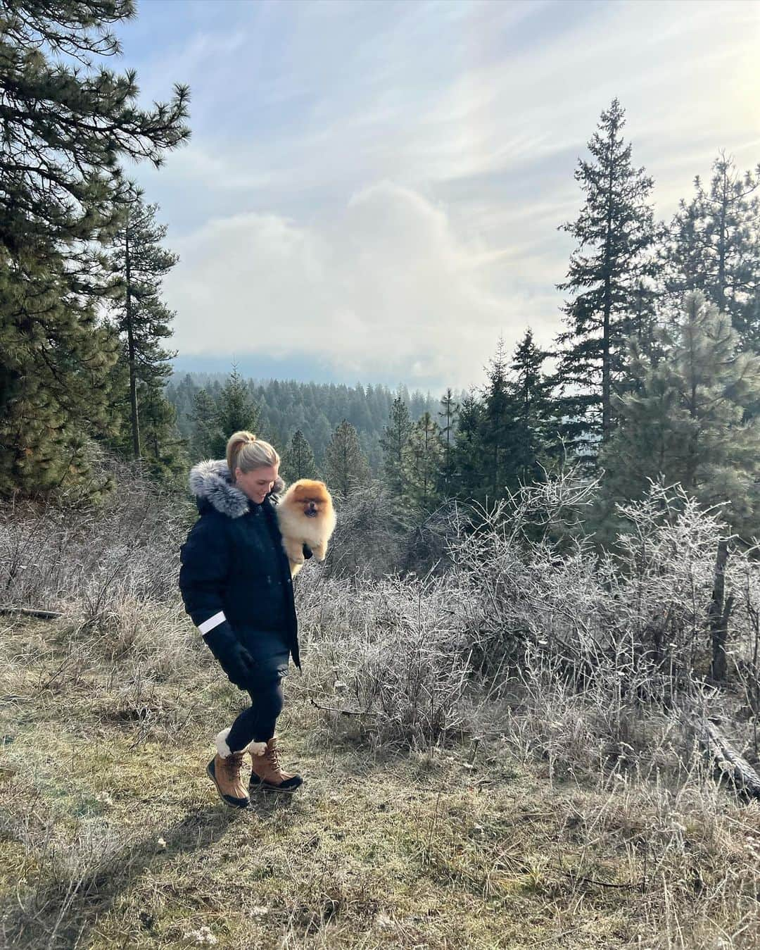 Katrin Tanja Davidsdottirさんのインスタグラム写真 - (Katrin Tanja DavidsdottirInstagram)「monday morning hikes with my boys have become my favorite 🫶🏼❄️🐾」11月28日 4時09分 - katrintanja