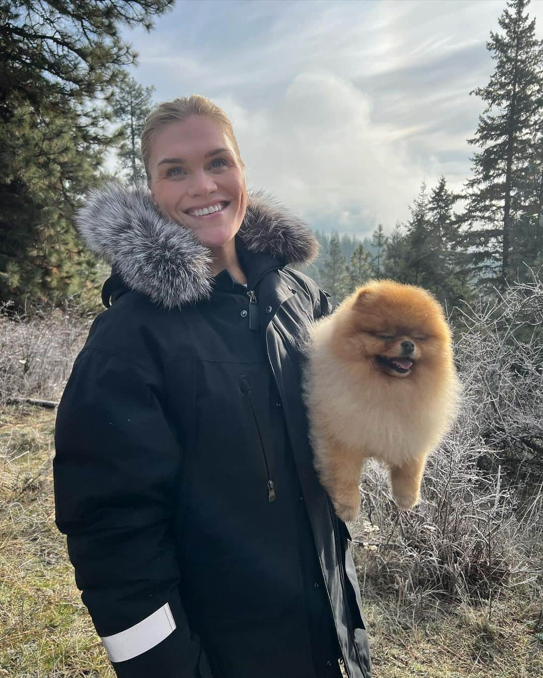 Katrin Tanja Davidsdottirさんのインスタグラム写真 - (Katrin Tanja DavidsdottirInstagram)「monday morning hikes with my boys have become my favorite 🫶🏼❄️🐾」11月28日 4時09分 - katrintanja