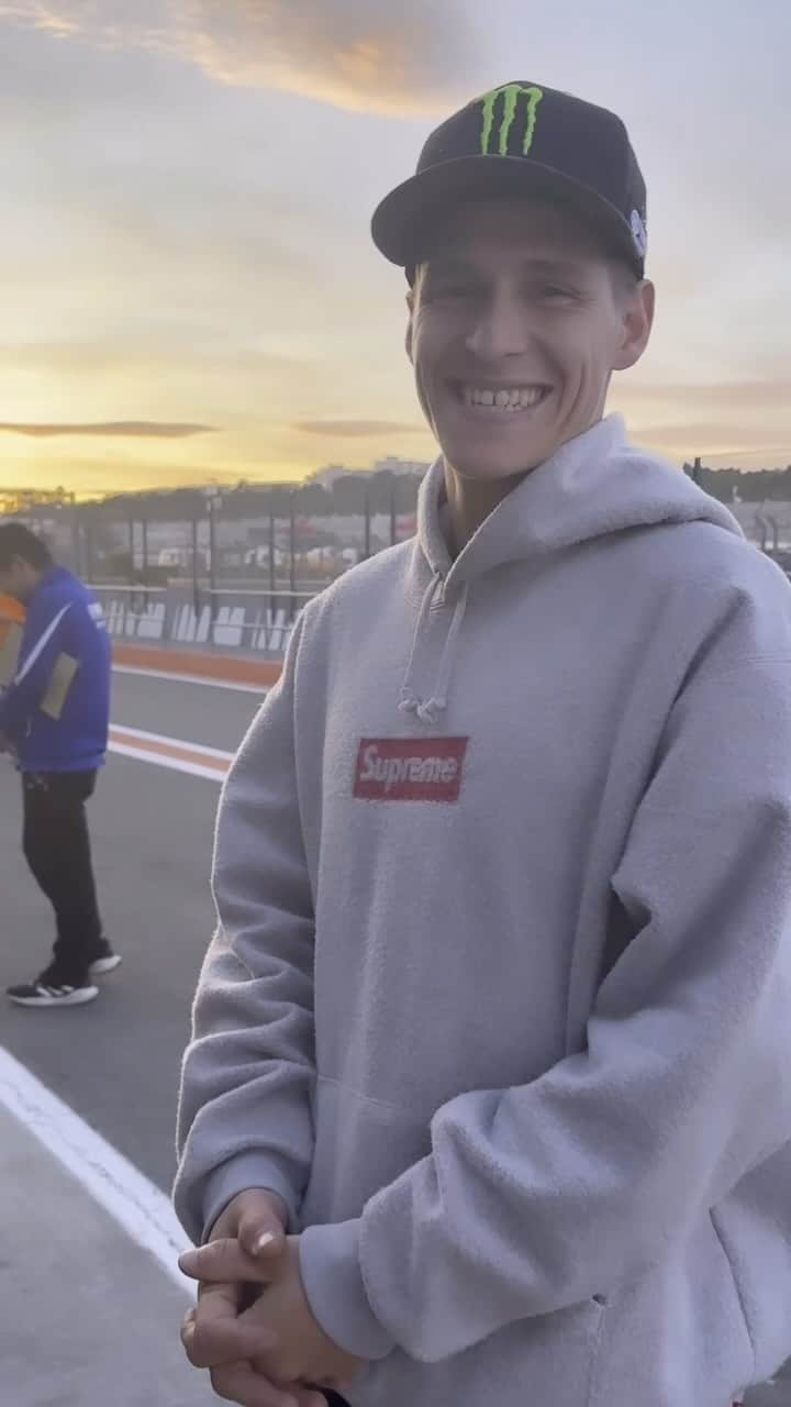 YamahaMotoGPのインスタグラム：「All smiles on @fabioquartararo20’s side of the garage 😃   Only one more night’s sleep until we start 2️⃣0️⃣2️⃣4️⃣  #MonsterYamaha | #MotoGP | #ValenciaTest」