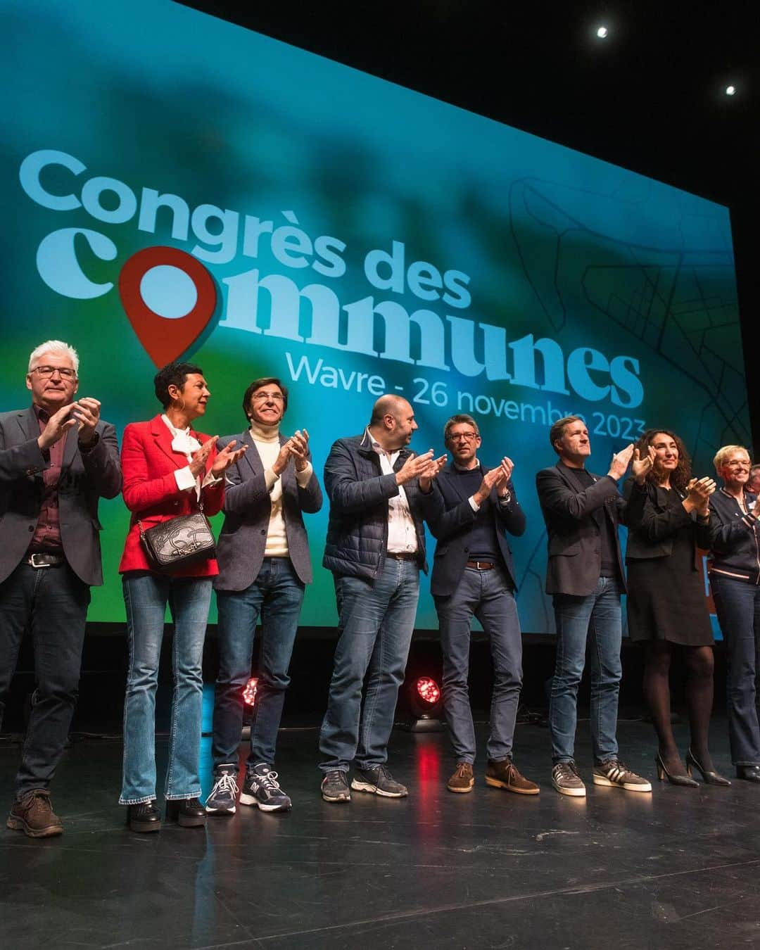 エリオ・ディルポのインスタグラム：「Au Grand Congrès des Communes, nous avons tracé la voie vers des communes plus fortes et inclusives! De l'accès universel au logement à des espaces de vie sécurisés, 21 mesures clés ont étés présentées pour améliorer le quotidien des ménages. 🤝  Ensemble, construisons un avenir local plus solide, résilient et empreint de bien-être pour tous. 🌹 @psbelgique」