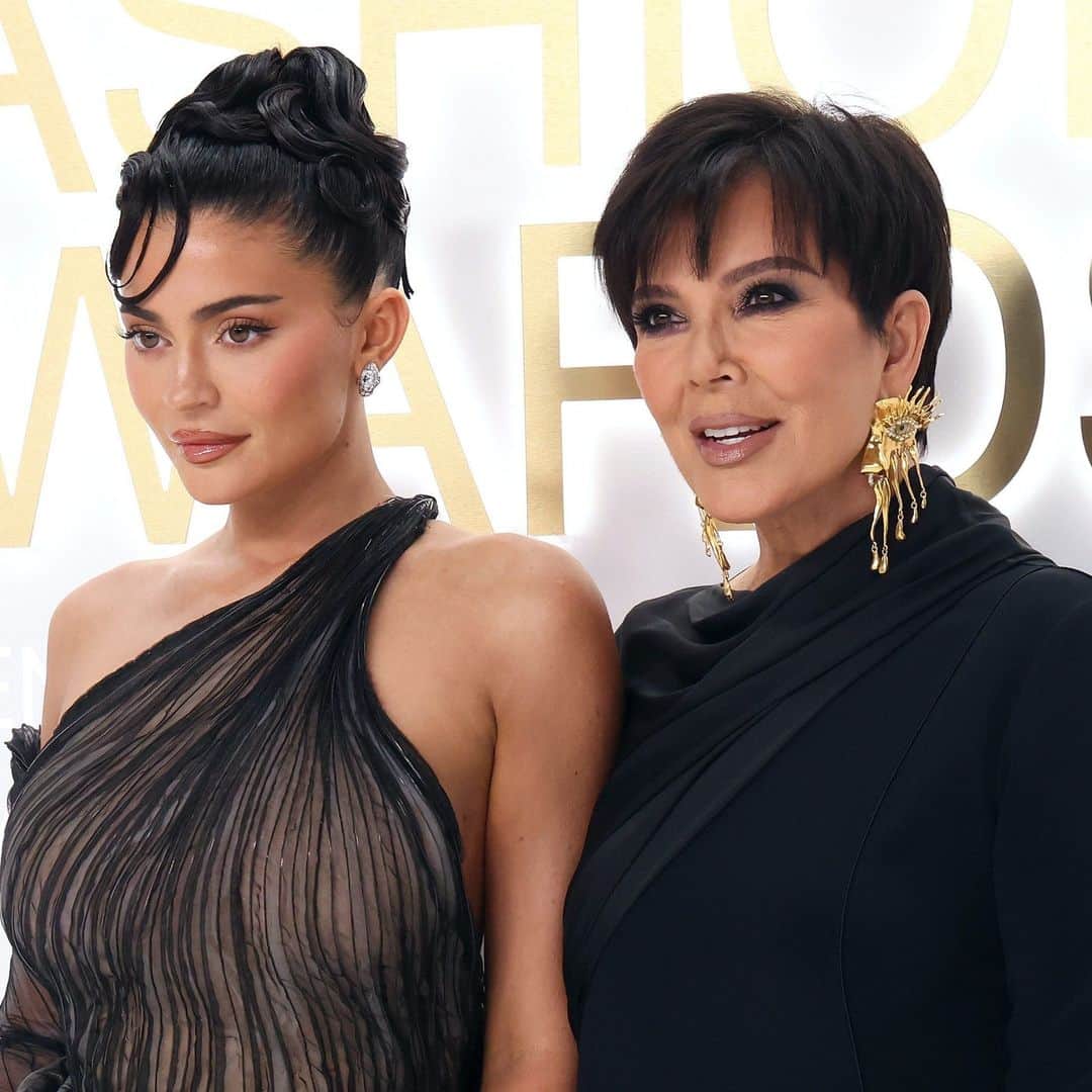 Us Weeklyのインスタグラム：「Even #TheKardashians worry that their entrepreneurial endeavors will fail! 🫢 In a recent interview, Kylie Jenner opened up about the doubts she (and momager, Kris Jenner) experienced before launching her makeup brand, Kylie Cosmetics. Read the story at the link in bio. (📸: Getty)」