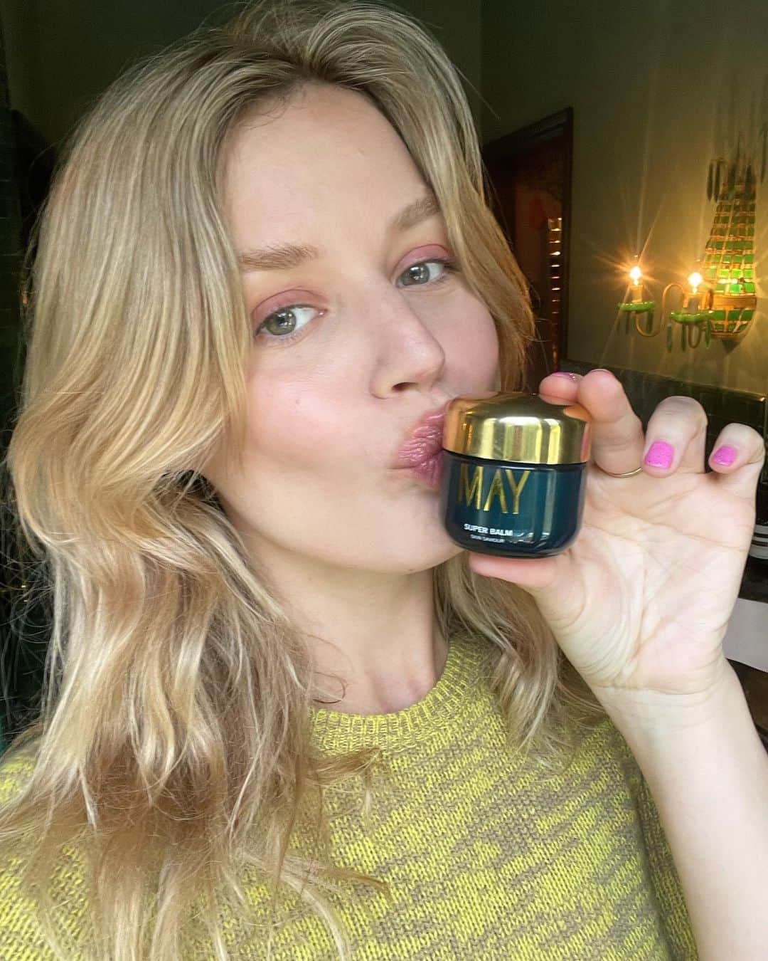 ジョージア・メイ・ジャガーさんのインスタグラム写真 - (ジョージア・メイ・ジャガーInstagram)「Early morning using the @maybotanicals Super balm on my lips, eyes and cheeks but still can’t remember to brush my hair.」11月28日 4時28分 - georgiamayjagger