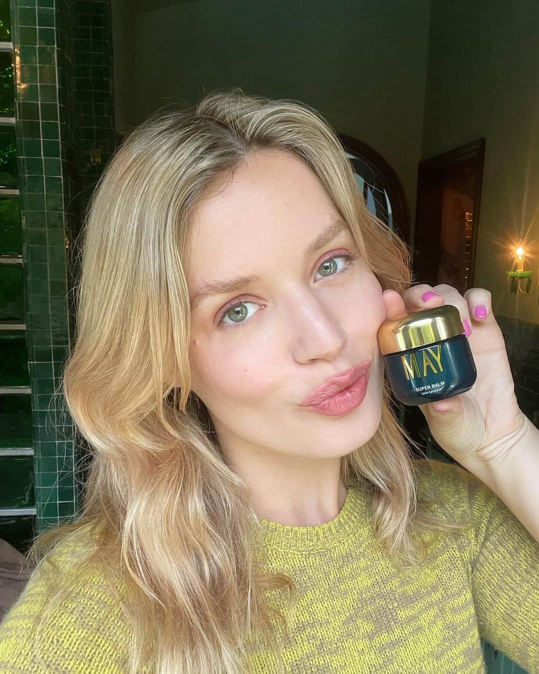 ジョージア・メイ・ジャガーのインスタグラム：「Early morning using the @maybotanicals Super balm on my lips, eyes and cheeks but still can’t remember to brush my hair.」