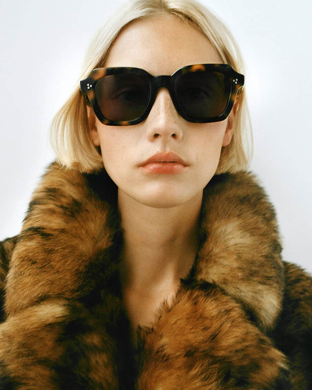 ネッタポルテのインスタグラム：「A NEW VISION: You'll be the center of attention in @oliverpeoples's 'Kienna' tortoiseshell sunglasses.   Tap the link in bio to shop at #NETAPORTER.」
