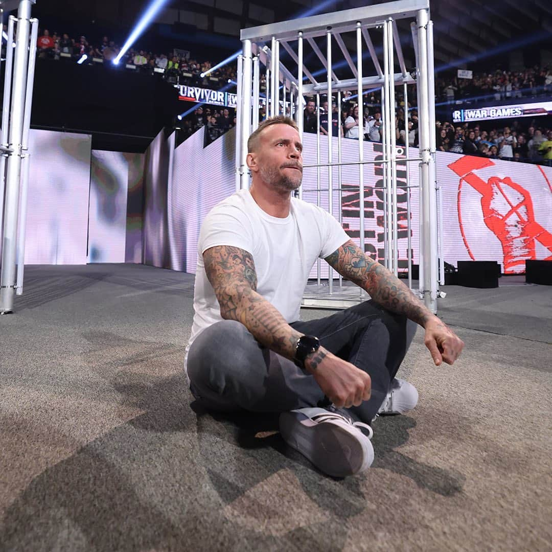 WWEさんのインスタグラム写真 - (WWEInstagram)「After his SHOCKING return at #SurvivorSeries, @cmpunk will be on #WWERaw TONIGHT!   📺 8/7c on @usanetwork」11月28日 4時33分 - wwe