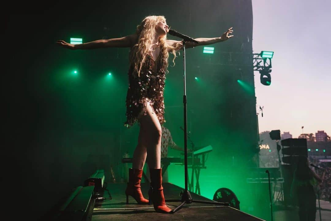 カーリー・レイ・ジェプセンさんのインスタグラム写真 - (カーリー・レイ・ジェプセンInstagram)「Sunset festival ☀️ @primavera_sound @primaverasoundbuenosaires   Buenos Aires what a magical way to kick off the shows in South America. Thank you 🙏   @alexkaneperkins」11月28日 4時35分 - carlyraejepsen