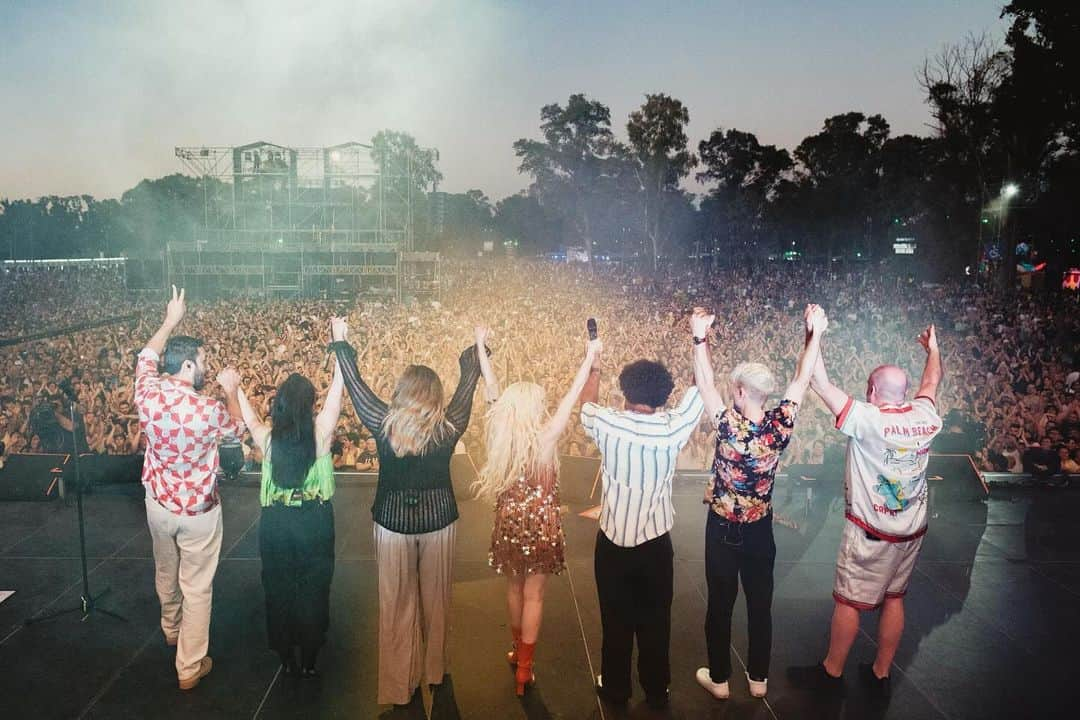 カーリー・レイ・ジェプセンさんのインスタグラム写真 - (カーリー・レイ・ジェプセンInstagram)「Sunset festival ☀️ @primavera_sound @primaverasoundbuenosaires   Buenos Aires what a magical way to kick off the shows in South America. Thank you 🙏   @alexkaneperkins」11月28日 4時35分 - carlyraejepsen