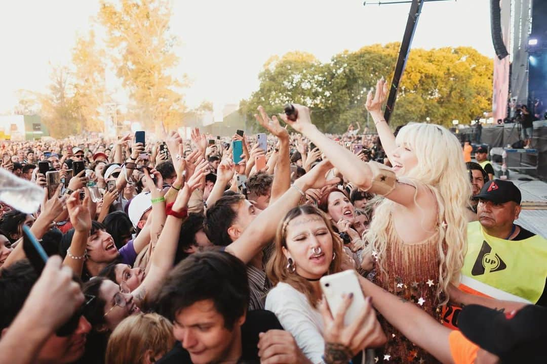 カーリー・レイ・ジェプセンのインスタグラム：「Sunset festival ☀️ @primavera_sound @primaverasoundbuenosaires   Buenos Aires what a magical way to kick off the shows in South America. Thank you 🙏   @alexkaneperkins」