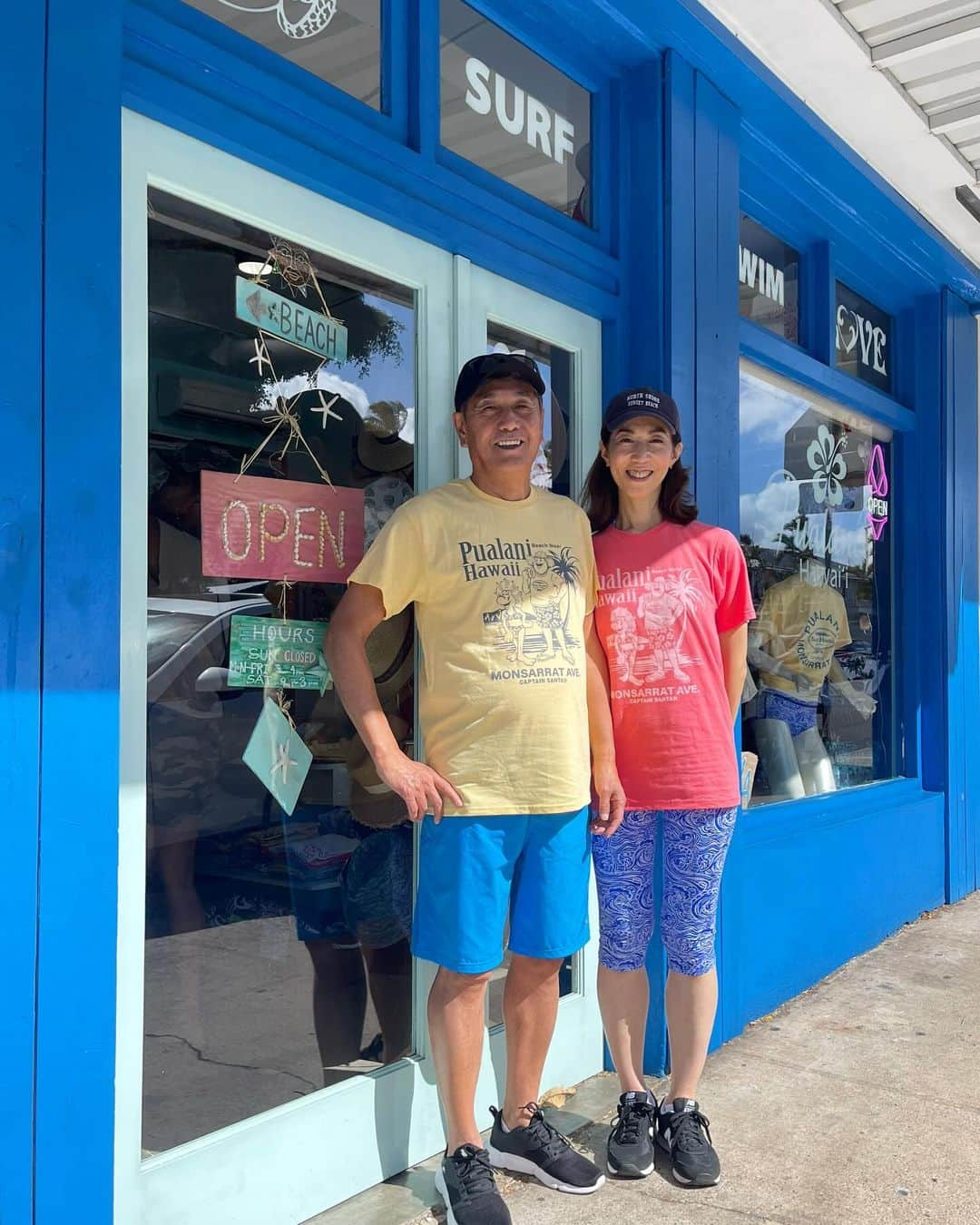 Pualani Hawaii Beachwearさんのインスタグラム写真 - (Pualani Hawaii BeachwearInstagram)「石川様ご夫婦🥰コラボT着てアロハ〜🌺 色違いのペアルック、とっても素敵です☺️  ご来店いただきありがとうございました！  #ハワイ限定 #hawaii #ハワイ #ハワイ旅行 #ハワイ土産 #ハワイ好きな人と繋がりたい #ハワイ購入品 #ハワイ好き #ハワイ暮らし #ハワイ情報 #ハワイお土産 #aloha #ハワイ旅 #ハワイ限定品 #ハワイショッピング#モンサラット#プアラニハワイ#ボートハウス#キャプテンサンタ#モンサラットアベニュー#プアラニハワイビーチウェア」11月28日 4時36分 - pualani_monsarrat