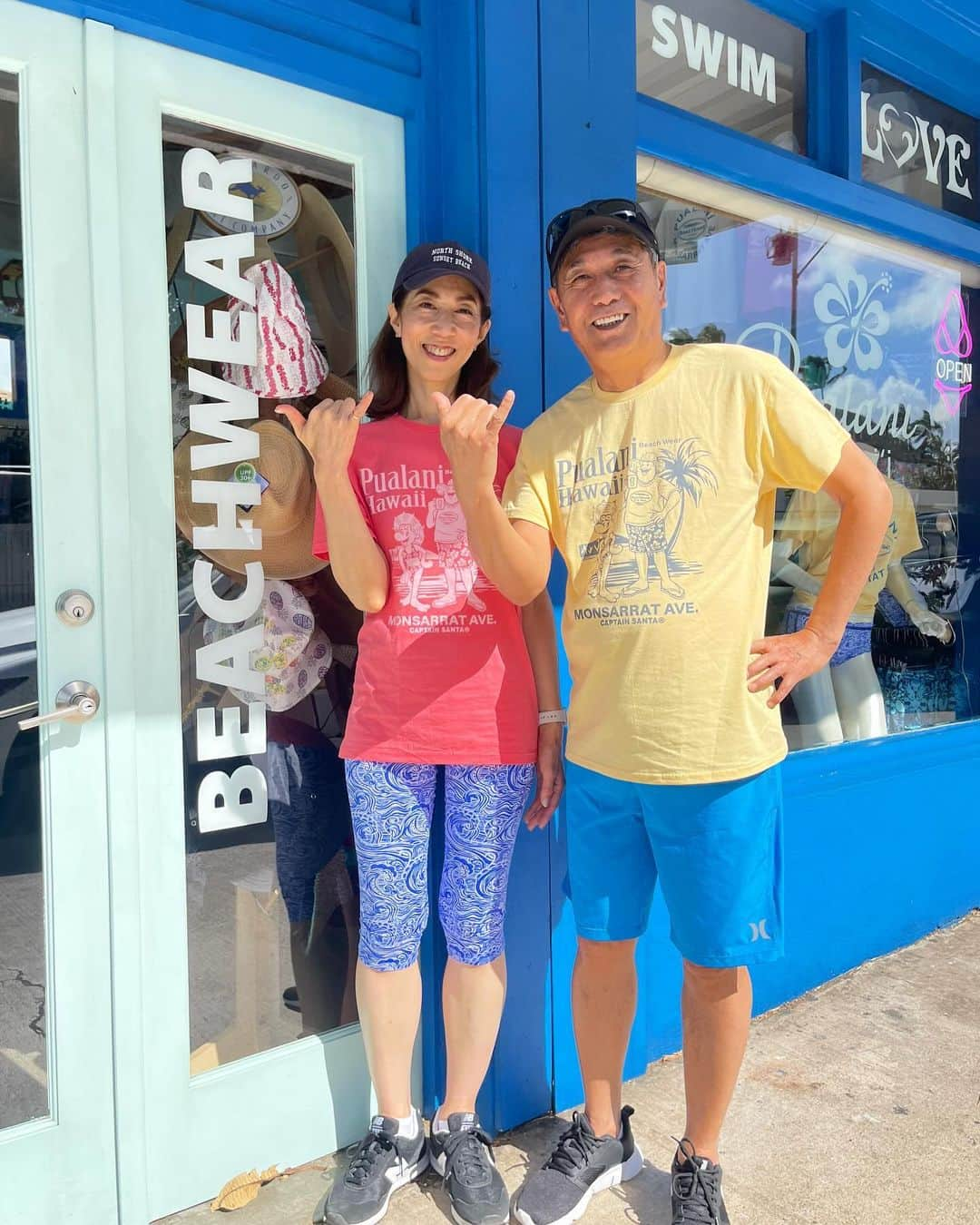 Pualani Hawaii Beachwearのインスタグラム：「石川様ご夫婦🥰コラボT着てアロハ〜🌺 色違いのペアルック、とっても素敵です☺️  ご来店いただきありがとうございました！  #ハワイ限定 #hawaii #ハワイ #ハワイ旅行 #ハワイ土産 #ハワイ好きな人と繋がりたい #ハワイ購入品 #ハワイ好き #ハワイ暮らし #ハワイ情報 #ハワイお土産 #aloha #ハワイ旅 #ハワイ限定品 #ハワイショッピング#モンサラット#プアラニハワイ#ボートハウス#キャプテンサンタ#モンサラットアベニュー#プアラニハワイビーチウェア」