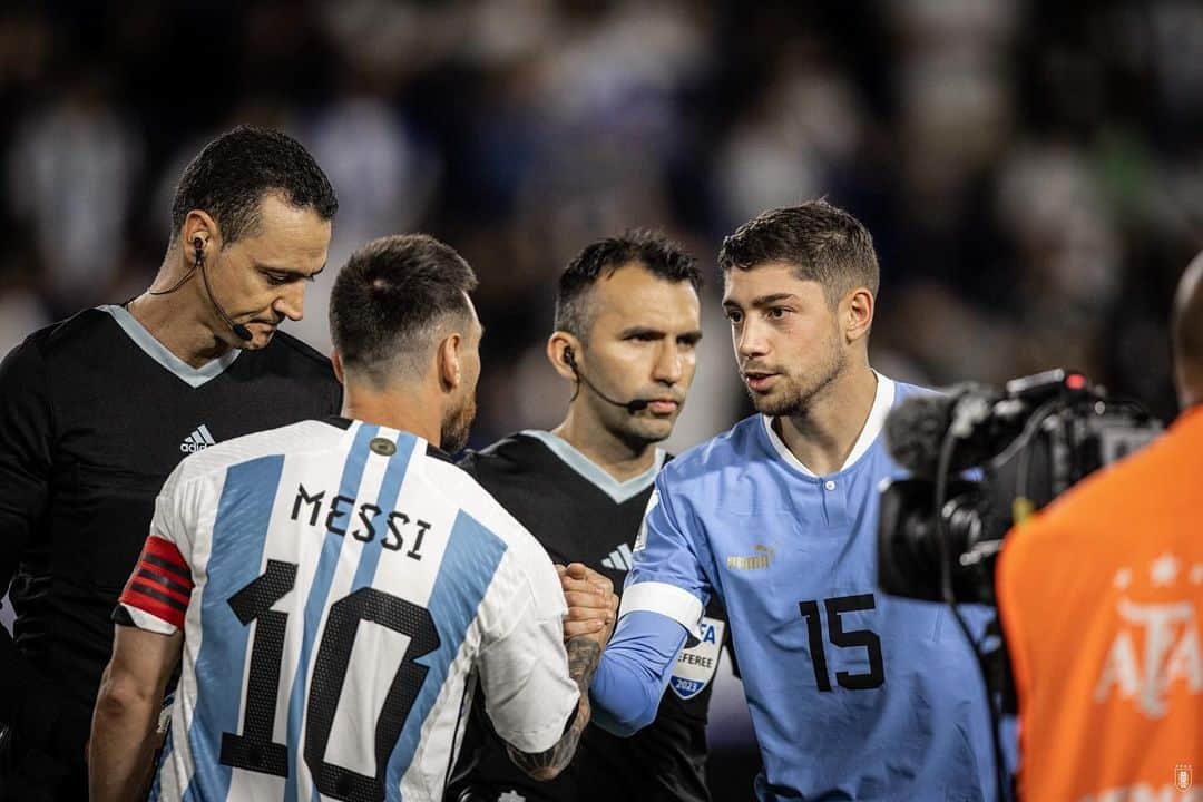 サッカー ウルグアイ代表チームのインスタグラム：「😮‍💨 𝐍𝐚𝐝𝐚, 𝐞𝐬𝐨…  Un saludo de cracks aquella noche en Buenos Aires.   #ElEquipoQueNosUne」