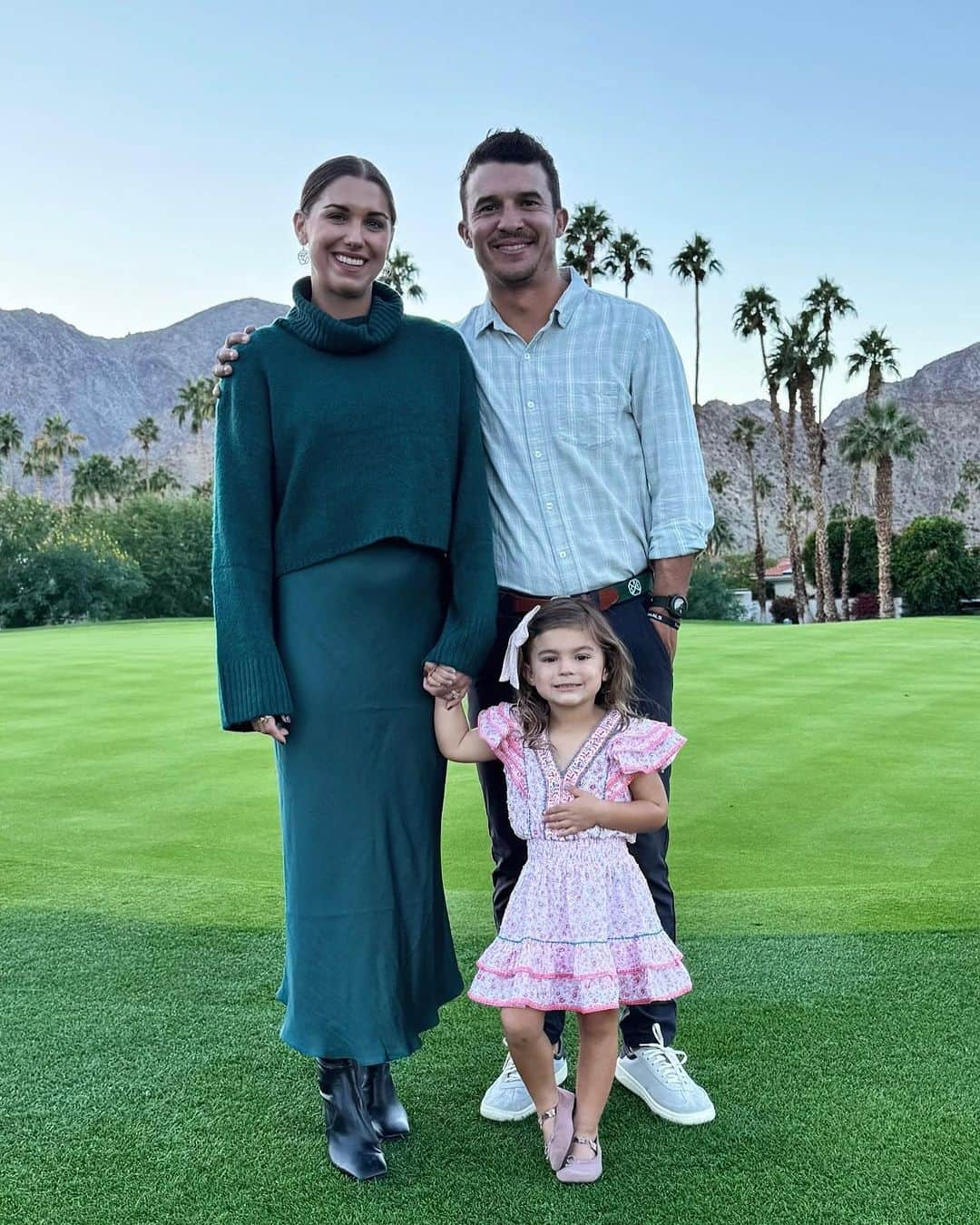 アレックス・モーガンのインスタグラム：「Never too late to post a Thanksgiving family picture! 🥰🌴」