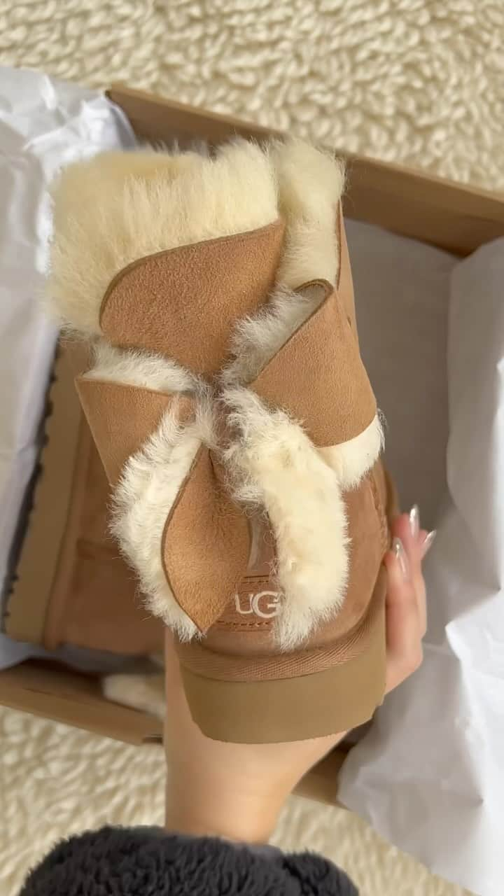 アグのインスタグラム：「Head to UGG.com to put a bow on your Cyber Monday shopping. The Classic Heritage Bow awaits. 🎀   #UGG #CyberMonday #FeelsLikeUgg #Sale」