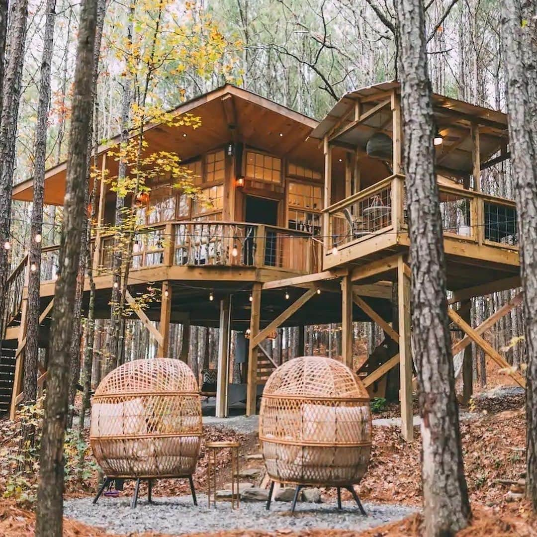 PicLab™ Sayingsさんのインスタグラム写真 - (PicLab™ SayingsInstagram)「Tis the season to cozy up in one of these unbelievable treehouses! 🌲 🏠 It’s impossible to choose the best one, so we’ve rounded up our top five favorite treehouses at the link in our bio. Which one is your favorite, 1-5?   1. Post Ranch Inn Treehouse in Big Sur, California 2. Treeframe Cabin in Index, Washington 3. Little Red Treehouse in Lyons, Colorado 4. Glamping Treehouse in Santa Cruz, California  5. Wanderlust at Firefly Treehouses in Crane Hill, Alabama」11月28日 4時48分 - paradise