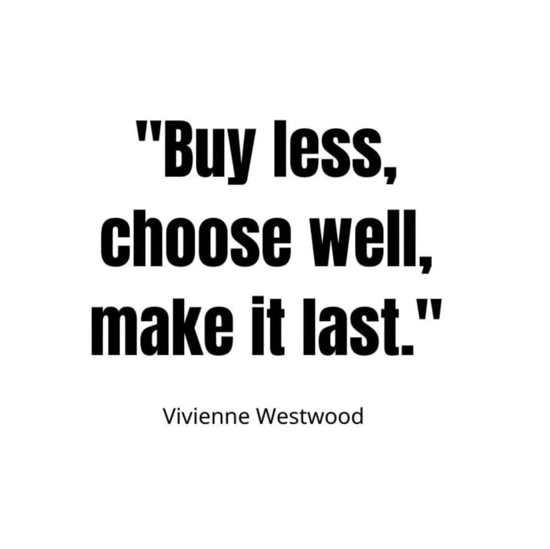 ラボッテガーディアンのインスタグラム：「Acheter moins, Prendre le temps de bien choisir, Et faire durer les pièces de son vestiaire en les entretenant avec soin.  Il est quelquefois difficile d'investir dans la qualité qui semble "chère "pourtant c'est la clef d'une consommation raisonnable et durable.  La mauvaise qualité à bas prix ne dure pas, elle peut être néfaste pour la santé et doit sans cesse être renouvellée, créant toujours plus de déchets.  Merci à tous ceux qui nous font confiance chaque jour depuis plus de soixante ans.  Nous sommes une marque de fabriquant. Vingt personnes à perpétuer un savoir-faire ancestral. Une fabrication à l'ancienne qui, nous y croyons est l'avenir de la mode, précisément car elle s'inscrit en dehors de ce cycle effréné.  #buyless #makeitlast #viviennewestwood #labottegardiane #cestBonDeVieillir」