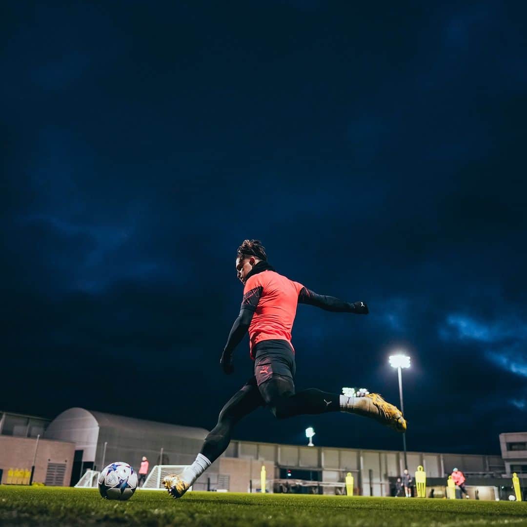 マンチェスター・シティFCのインスタグラム：「Game day on the horizon! ⏳」