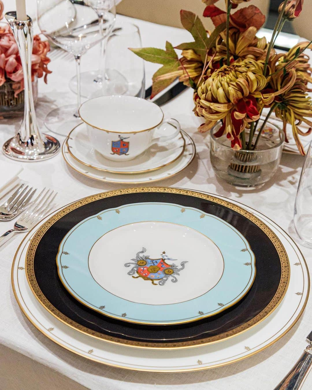 ティファニーのインスタグラム：「Handcrafted by Tiffany artisans, the new Tiffany Crest collection is comprised of bone china plates adorned with gold details, table linens, as well as sterling silver chargers and bread-and-butter plates. A five-piece sterling silverware set completes the collection. Link in bio. #TiffanyAndCo」