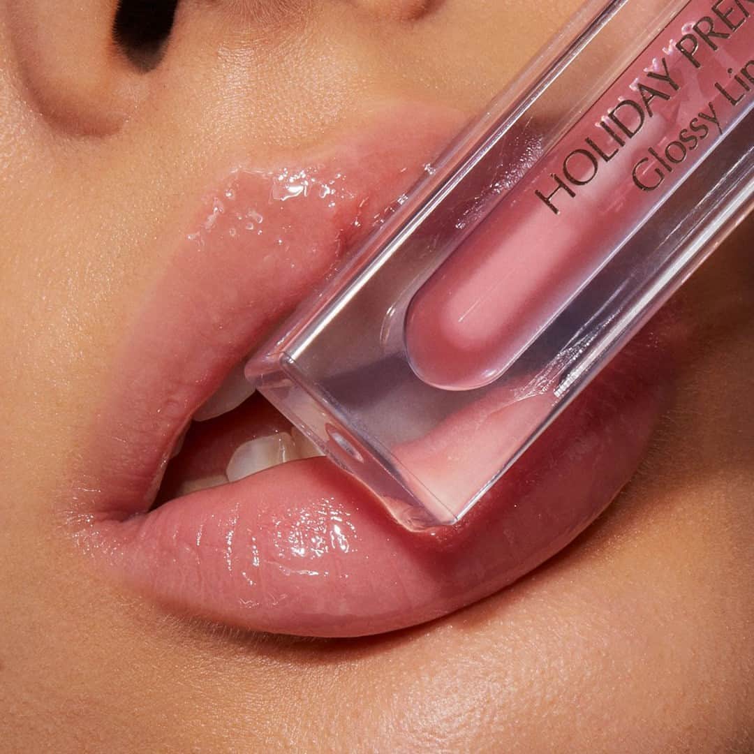 KIKO MILANOのインスタグラム：「Get Ready to Fall in Love! 💋💫 The #KIKOHolidayPremiere Glossy Lip Oil is a sweet surprise with its enchanting vanilla notes. Pamper your lips, keeping them hydrated and nourished! Grab it now, the stock is limited! ⁣ ⁣ #KIKOLips #lipoil #lipcare #glossylip #lipgloss⁣ ⁣ Shade 02⁣」