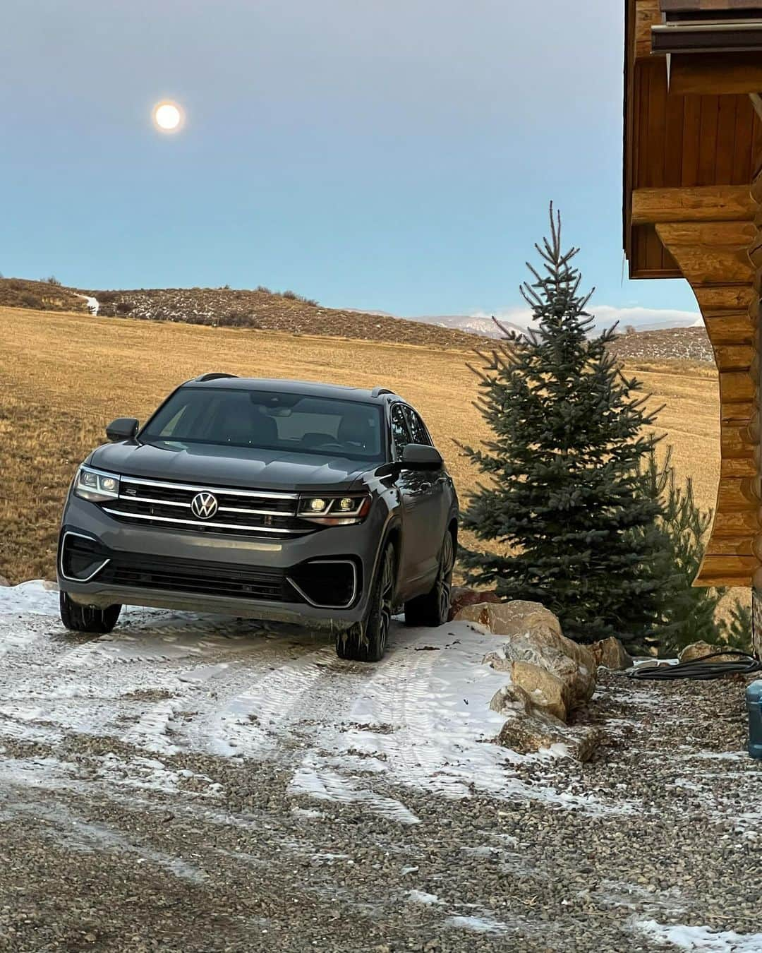 タナー・フォウストのインスタグラム：「The @vw Atlas Cross Sport has proven to be a great winter machine so far! 😍 only 4 months of snow to go!! @foust_farm」