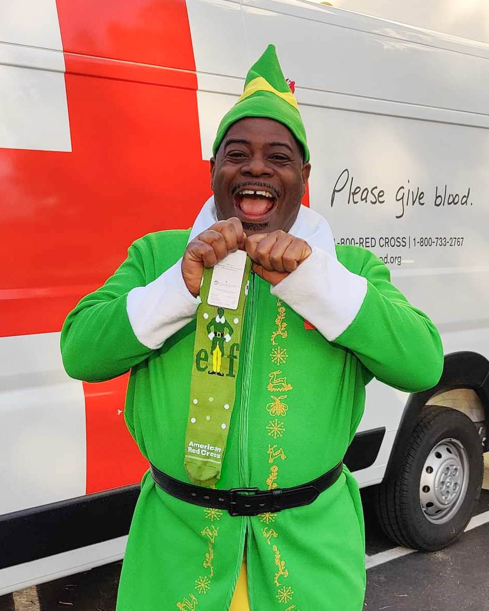 ネーブ・キャンベルさんのインスタグラム写真 - (ネーブ・キャンベルInstagram)「Be like Buddy the Elf. ❤️ Get into the holiday spirit by making an appointment to donate blood through Nov. 30. We'll say thank you with this pair of officially licensed Elf and American Red Cross socks while supplies last!  Make an appointment to give blood by tapping on the link in our bio.  #RedCross #ElfMovie #ElfTheMovie #BloodDonation #BloodDonor #GiveBlood #DonateBlood #DonateBloodSaveLives #GiveBloodSaveLives」11月28日 5時00分 - americanredcross