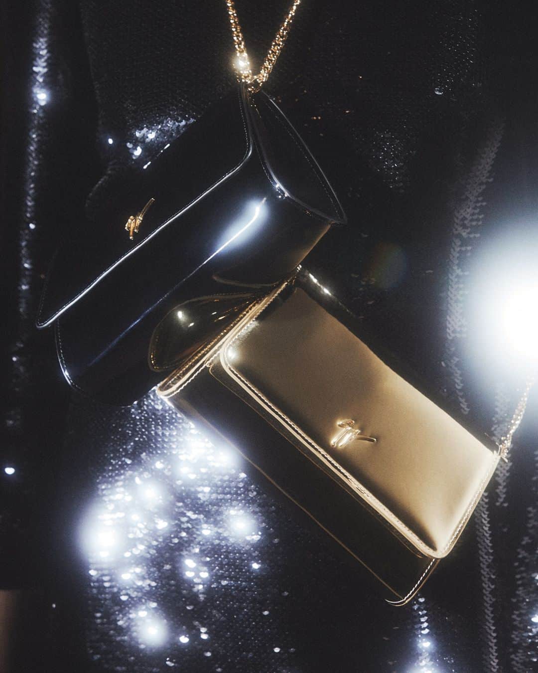Giuseppe Zanotti Designのインスタグラム：「Her name says it all. Supremely chic, the CLEOPATRA MINI is made for a queen, aka, you. #GiuseppeZanotti」